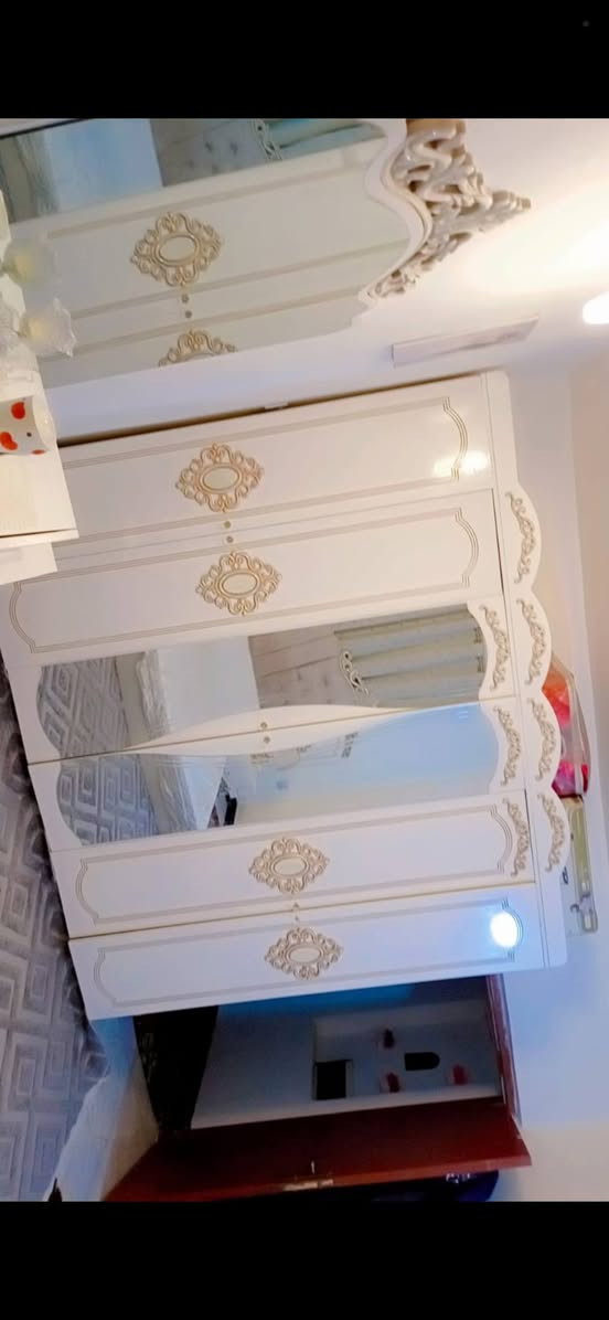 غرفه نوم تركيا نظيفه ضررها جربايه فقط 10 قطع سعره 550 وبيه مجال مكاني الغزاليه ***********
