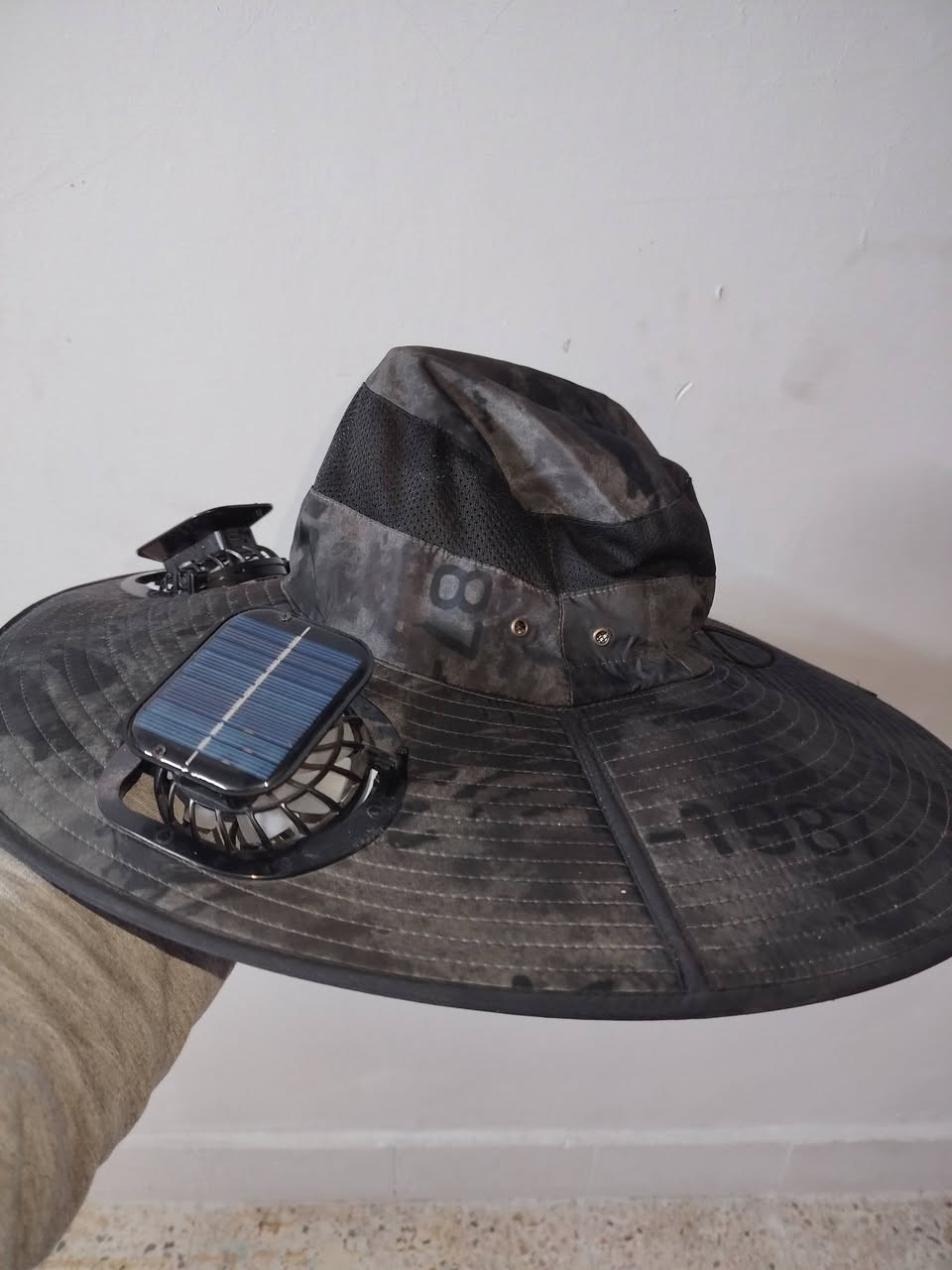 شفقه صيفيه بها مراوح 2 تشتغل عن طريق الشحن وعن طريق الطاقه الشمسيه السعر20 وبيها مجال***********
