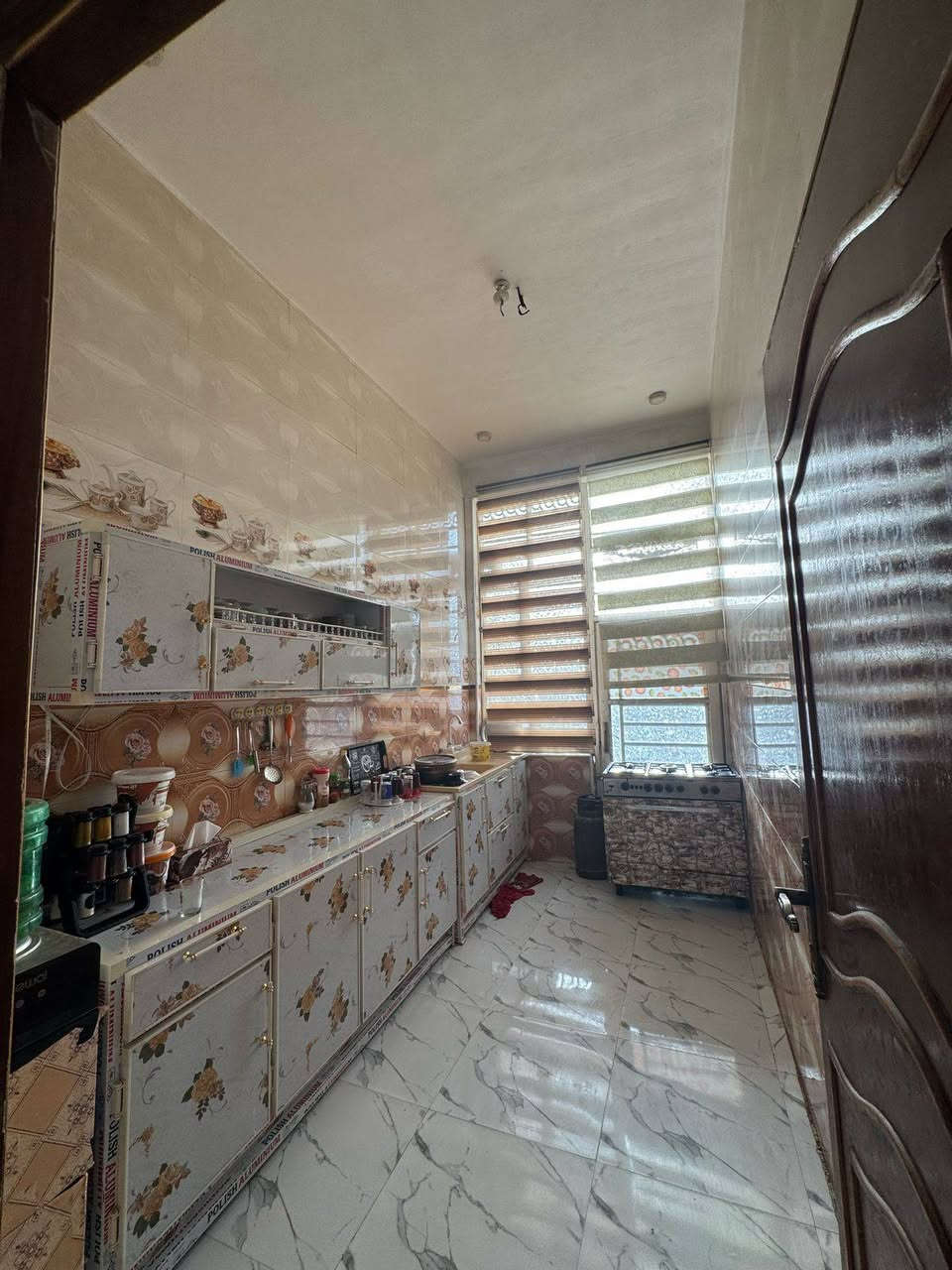 السلام عليكم بيت بأم الهوى الجديدة بشارع عمارة chf المساحة 125م ارتفاع البيت من الداخل ثلاث امتار و سبعين سانتيم تصميم طابقين بس الاول كامل (ما متواجد على الفيس)  *********** لاستفسار موجود واتساب
