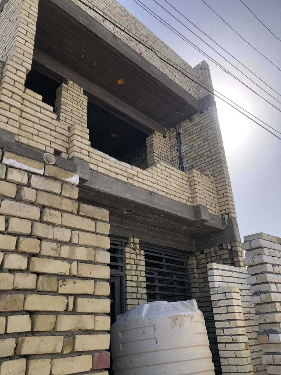 السلام عليكم دار للبيع المساحه 110 متر طابقين زراعي سند 25  تبليط سحب انترنت اناره كلشي متوفر مكانه هورجب قرب منتجع امواج البحر السعر 70 وبي مجال لشراي / ***********
