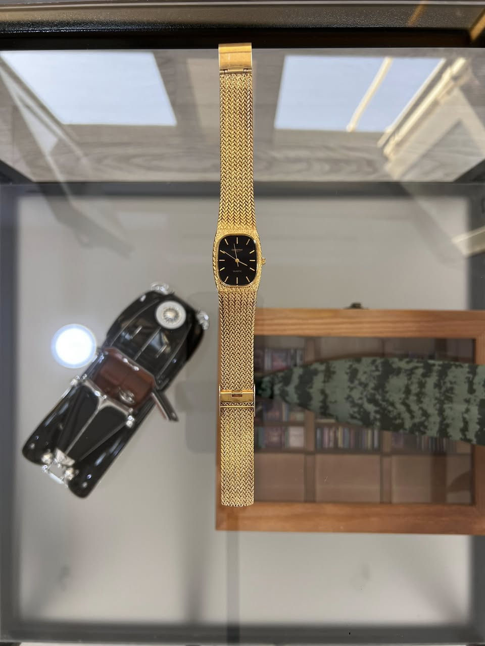 ساعة رجالية من ماركة Constant – تصميم كلاسيكي فخم
•     القطر: 32 مناسب الذين يحبون الساعات الصغيرة والأنيقة (ستايل كلاسيكي / فنتج)
 • الحركة: كوارتز يابانية (كوارتز – دقة عالية)
 • المينا: أسود أنيق بتصميم بسيط مع مؤشرات ذهبية
 • شكل العلبة: مستطيل (Vintage / Dress Watch)
 • الخامة: مطلية بالذهب
 • السوار: سوار ذهبي مدمج بتصميم شبكي فاخر
 • ظهر الساعة: ستانلس ستيل محفور
 • الزجاج: زجاج معدن
    ▪️للمزيد من التفاصيل يرجى التواصل على الخاص 🔻


**إذا كنت صاحب هذا الإعلان وتريد حذفه لأي سبب، رجاءا أرسل رسالة إلى الدعم الفني**