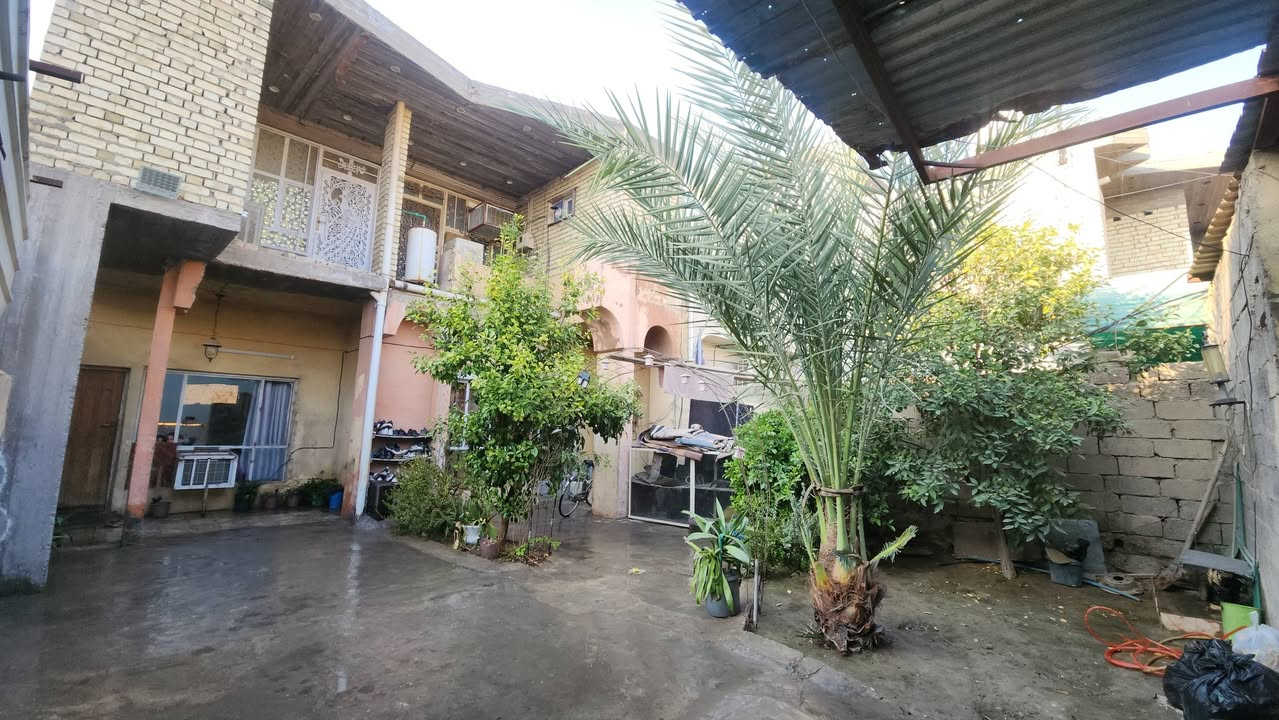 السلام عليكم 
بيت للبيع طابقين مساحة( 410)متر
(( واقع حال))
كراج كبير ومحل جاهز +استقبال كبير +هول كبير+ صالة كبيرة +مطبخ كبير+ قطعة كاع كبيرة خلف البيت//
((الطابق الثاني)) 
يحتوي على       
 غرف اسويتات عدد/2/
حجم الغرفة 6×4 +حمامات
+غرفة صغيرة
حجم 3.5×4
السعر ((260))
موقعة العبيدي نهاية شارع الجامع ..للأستفسار اتصل 
***********
***********
