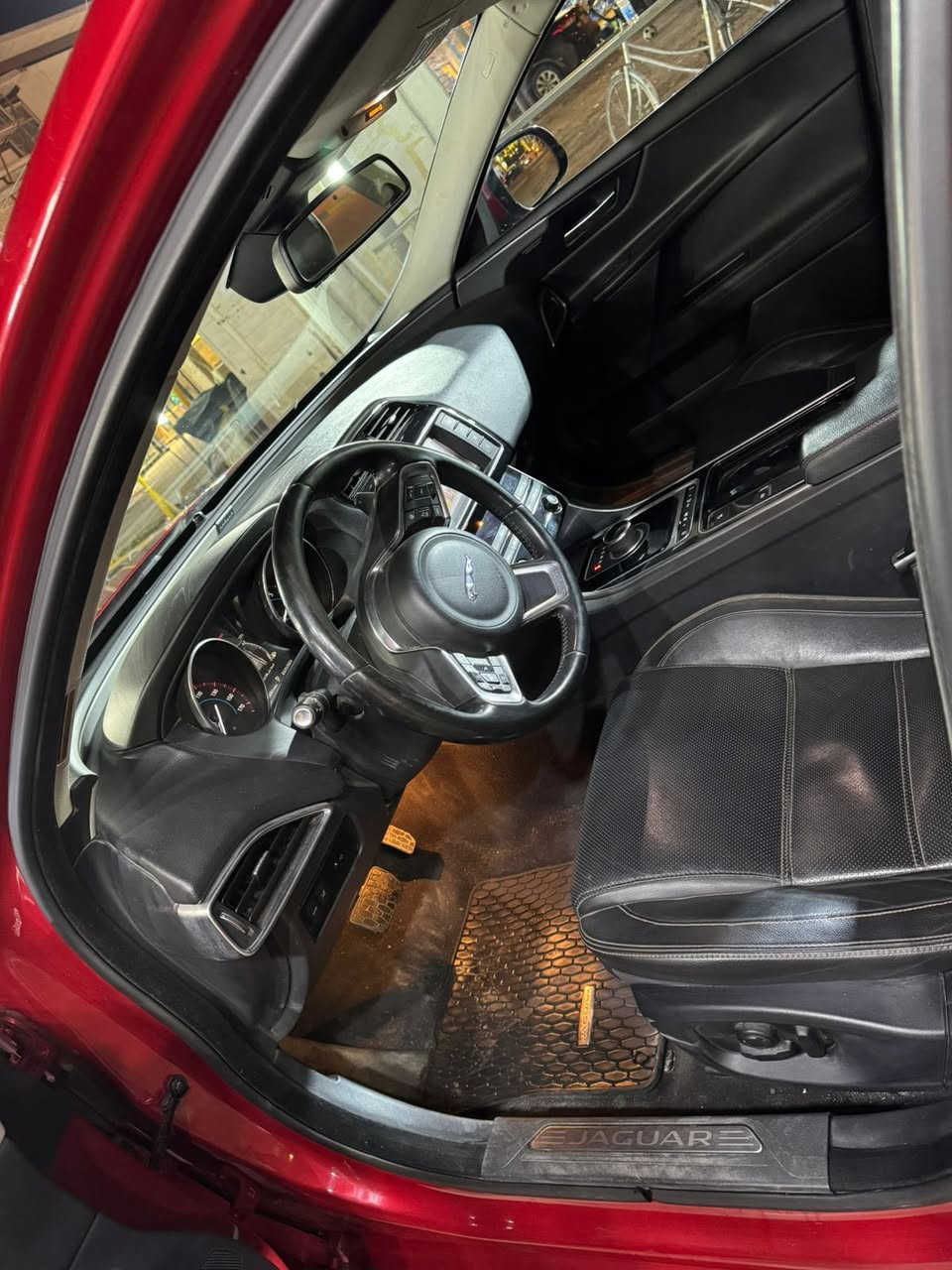 جاكوار xe2018 وارد امريكي ماشية 40000 الف ميل للبيع او المراوس حادثها دعاميه امامية  وبنيد مبدل ومصبوغ وببها حادث بالعراق صبغ الجاملغ الخلف السائق  وربع الباب الخلفي ايرباك ستيرن  السعر  ١٢٥٠٠ وبيها مجال 
للاستفسار اكثر الاتصال على الرقم *********** متواجد واتس
