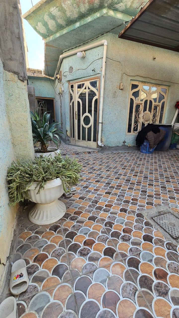 السلام عليكم للبيع مشتمل مساحه 100متريتكون من صاله وكلدور وغرفه ومطبخ وصحيات وطارمه طابق واحد عنوانه خلف مول أهل الخير كاع كريم الاستفسار ***********اسيا***********
