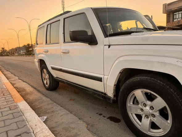 السلام عليكم جيب كومندور للبيع موديل ٢٠٠٧ محرك ٣٧٠٠ رقم بغداد بأسمي بيها خيط تبخير بالمحرك الصدر نص عمر التايرات نص عمر يرادلها ترتيبات شويه ضررها باب السائق وباب السكن وبيها تعديلات بجاملغ السكن الخلفي السياره شغاله وبحاله جيده التبريد شغال السعر ٧٢ورقه وبيها مجال للشراي للاستفسار الاتصال غلى الرقم ***********
