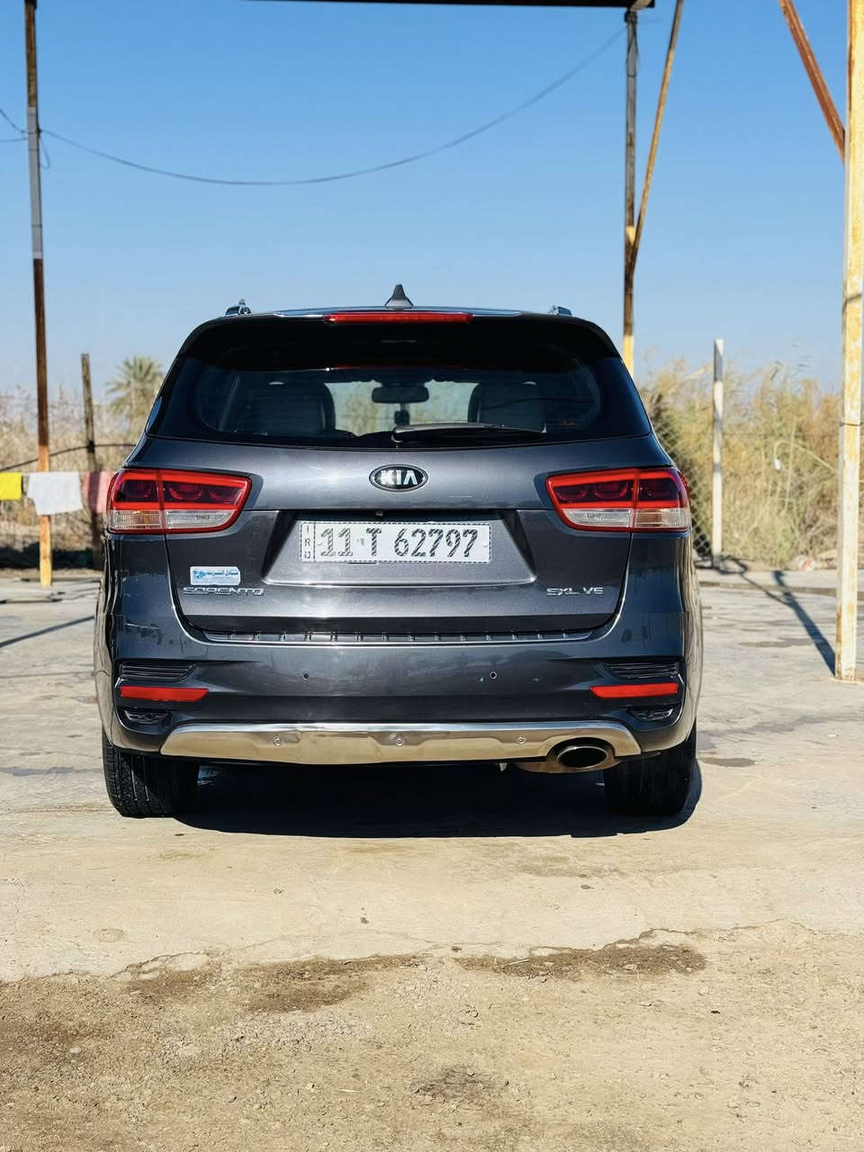 السلام عليكم 
كيا سورنتو موديل 2017 فئة SXL
فول مواصفات اعلى فئة بالسورنتو 
وارد أمريكي كلين تايتل رقم بغداد 
السعر 190 وبي مجال بسيط 

المواصفات ..

المحرك: 3.3 لتر V6 بنزين
 • القوة: 290 حصان
 • الدفع: دفع رباعي  (AWD)
    •       مقاعد جلد 
 • مقاعد أمامية كهربائية مع ذاكرة للسائق
 • تدفئة وتبريد المقاعد الأمامية
 • تدفئة المقاعد الخلفية
 • مقاعد الصف الثالث قابلة للطي
 • مقاعد 7 ركاب + تبريد ثلاث قطع
 • فتحة سقف بانورامية كبيرة  ￼
    •       شاشة وسطية بلمس مع أنظمة Apple CarPlay               و.          Android Auto
 • نظام ملاحة GPS
 • نظام صوت Harman Kardon فاخر
 • شاشة معلومات للسائق
 • كاميرات 360 درجة حول السيارة (360° View) 
    •  نظام الفرامل التلقائي بالطوارئ (AEB)
 • تحذير ومساعدة البقاء في المسار
 • رادار أمامي مع مثبت سرعة ذكي
 • كشف النقطة العمياء + تنبيه مرور خلفي
 • حساسات أمامية وخلفية + كاميرا خلفية  ￼

 • مصابيح أمامية(LED)
 • إضاءة نهارية LED
 • ويل حجم 19 
 • مرايا كهربائية مع إشارات
 • صندوك  كهربائي 
    •      منفذ طاقة 115V￼

 • نظام دخول ذكي وتشغيل عن بعد 
 • تحكم إلكتروني في المكابح (Electric Parking)
 • نظام تحكم في المناخ مزدوج المناطق  ￼

للأستفسار:***********
