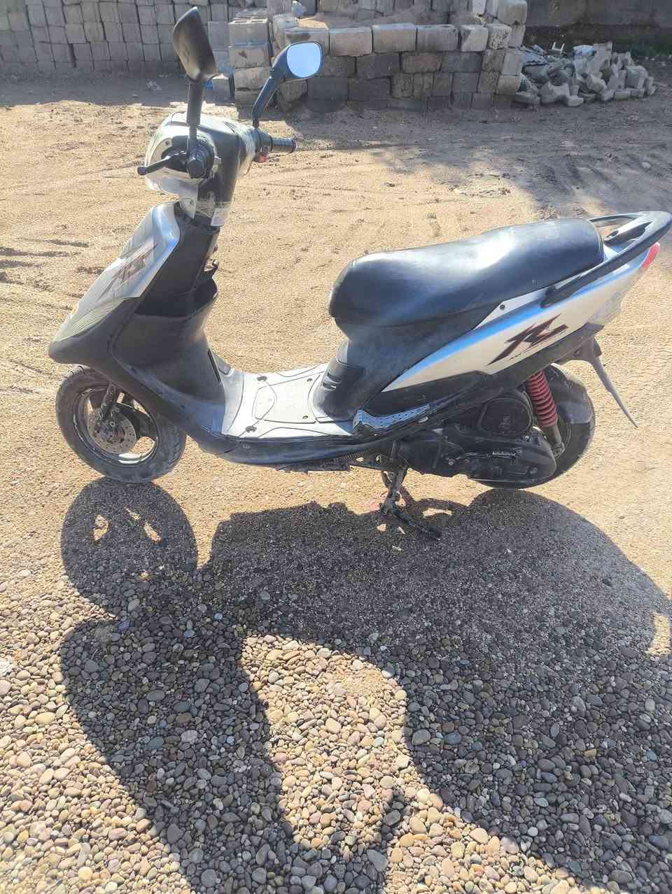 السلام عليكم دراجه ماكس عدله نضيفه محرك ما مفتوح شوفت عينك ترايك وين متريد اوراق كامله مكاني محموديه خلف البانزيخانه مجاور شيخ فريق سعرها 650 وبيها مجال *********** او ***********
