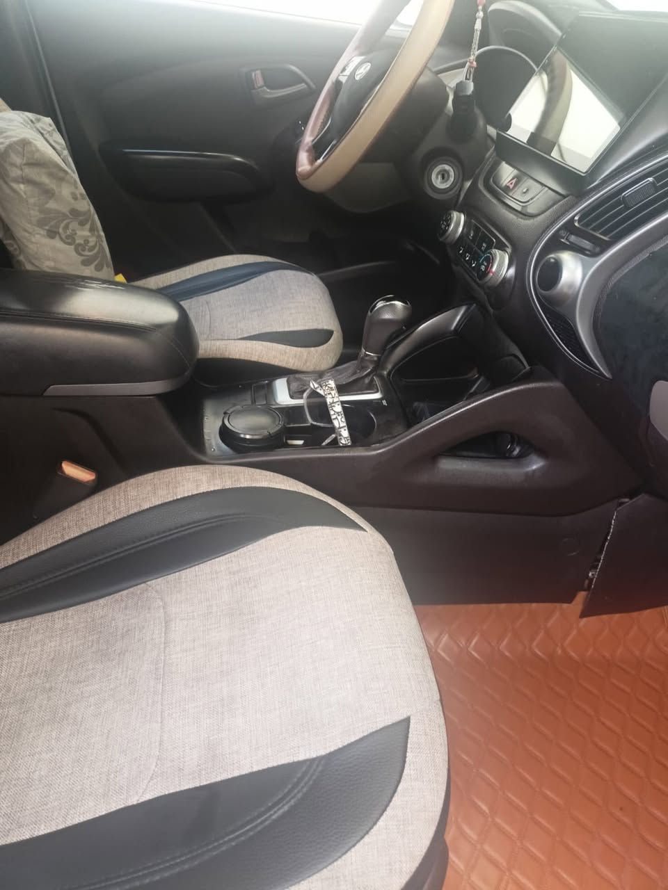 للبيع هونداي تكسون خليجي 2014 
موصفات العاديه
سياره عليها ادامه كامله
شرط محرك كير وضع شركه 
تبريد شغال 
سياره بيها ربع باب صبغ ومكان صغيره بارد 
بدون دواخل بدون ايرباك
سياره ماشيه 126 الف كيلو 
رقم اربيل جديد 
كابون بانزين بيها 
السعر 145 وبيها مجال بسيط للاستفسار اتصال عل رقم***********
