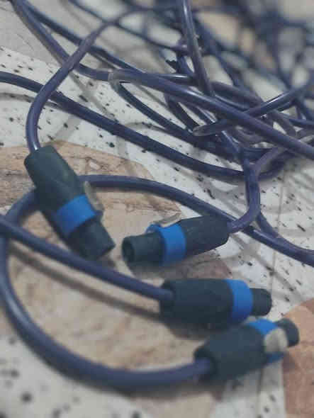 كيبل سماعه 4 خطوط نحاس
العدد 2
كل واحد 10 متر 
الناصريه قضاء الشطره 
السعر 25 واني توني ماخذ الواحد ب20 جوه السوك بويه
***********
