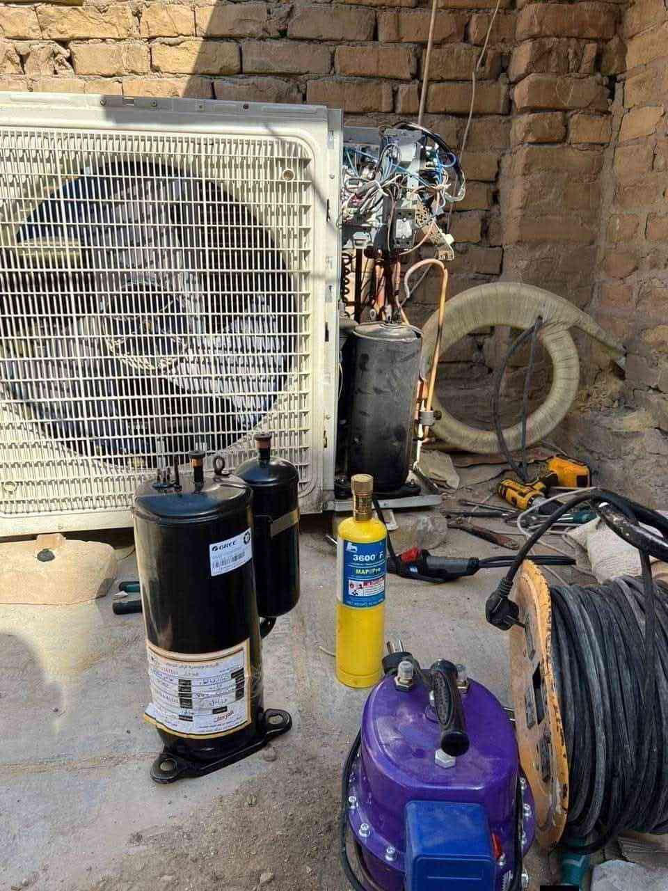 ورشه الغدير 
🌹لسنا الوحيدون ولكننا الافضل🌹
💎وجودكم في صفحتنا يزيدها تميزا ✨
#اسعد_الله_اوقاتكم_بكل_خير _متابعينا_الاعزاء
👍👍لسنا الوحيدون و لكن  عملنا يتكلم .
💢 يعنى عندك صيانة أو تنظيف لا تحتار   سبلتك مابي برودة🥶 لا تحتار🤔 سبلتك دفع الهواء ضعيف🤔 لا تحتار، إتصل بينا 📞 و راح نجيك لباب بيتك .. 
   ماعليك فقط الاتصال بمركز خدمة العملاء *********** ☎️...أو مراسلة الصفحة
🟥  تنظيف موقعي  لجميع الدوائر والشركات مع الضمان 👍💪 سمعتنا 
🟥 صيانة - شحن غاز إيطالي وفرنسي مع الضمان - نصب - غسل 
عمل فاكيوم ..
... جميع عموم البصره  الموقع خور الزبير أمام ملعب الوطنيه 🧊🧊🧊🧊🧊
*********** 
💬 فـي حال عدم اتصالنا بكم يرجى ابلاغنا بالامر او مراسلة 
📩 للاستفسار يرجـى مراسلة الصفحة او الاتصال *********** 

تنبيه ❗️⚠️زبائننا الكرام *********** 
لاتفكر نحن في خدمتك

ملاحضه❗️⚠️تصليح ثلاجه مجمده نصب سبلت شحن غاز مجاناً للعوائل المتعففة واقعناً. البصرة, العراق
