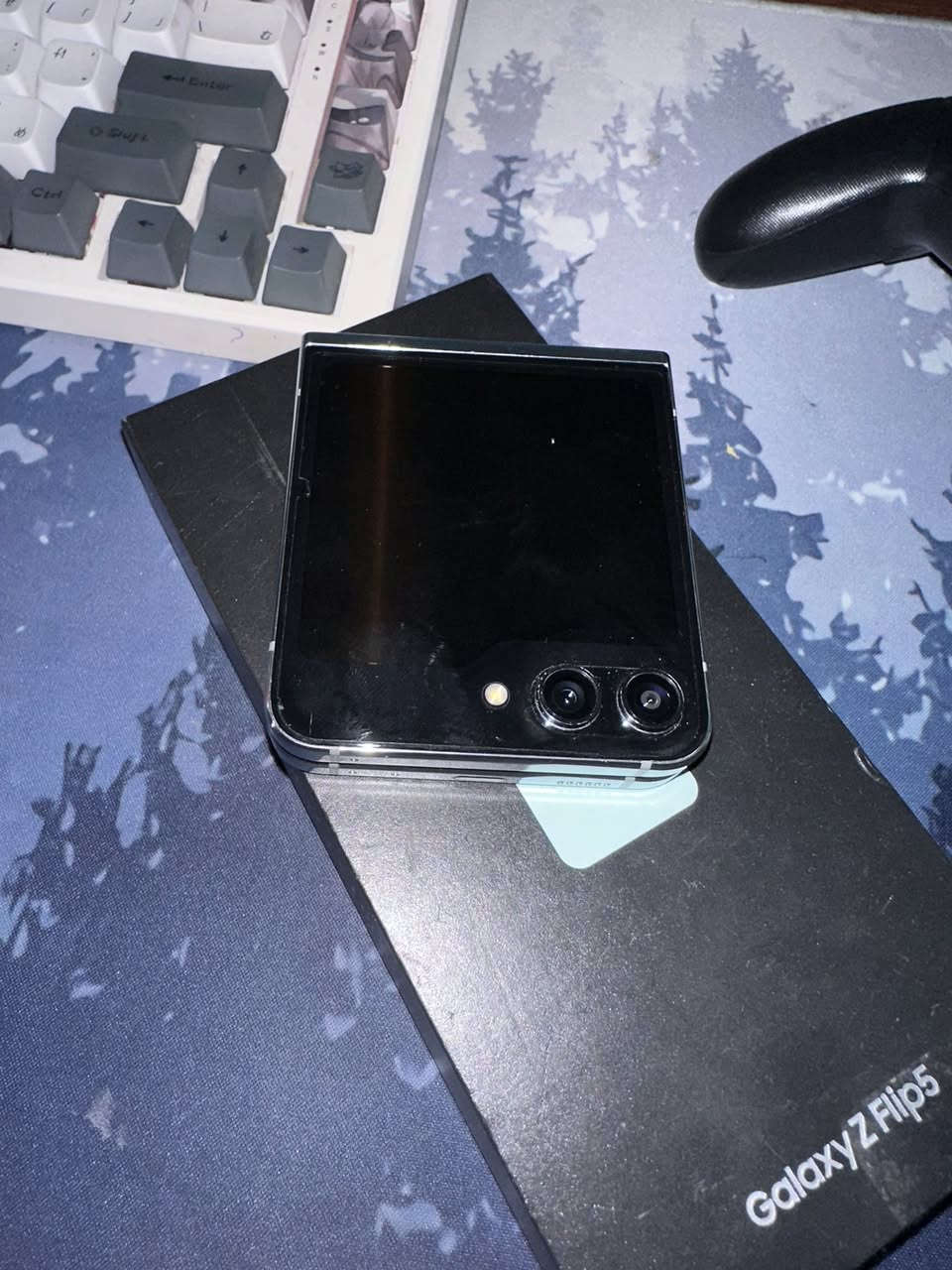 GALAXY Z FLIP 5
الجهاز اخو الجديد نضافة فول مكفول من اي شخط او تصليح
سعرة 500الف كارتونة موجودة وكيبل الاصلي موجود
مكان بغداد العلام تواصل :***********
