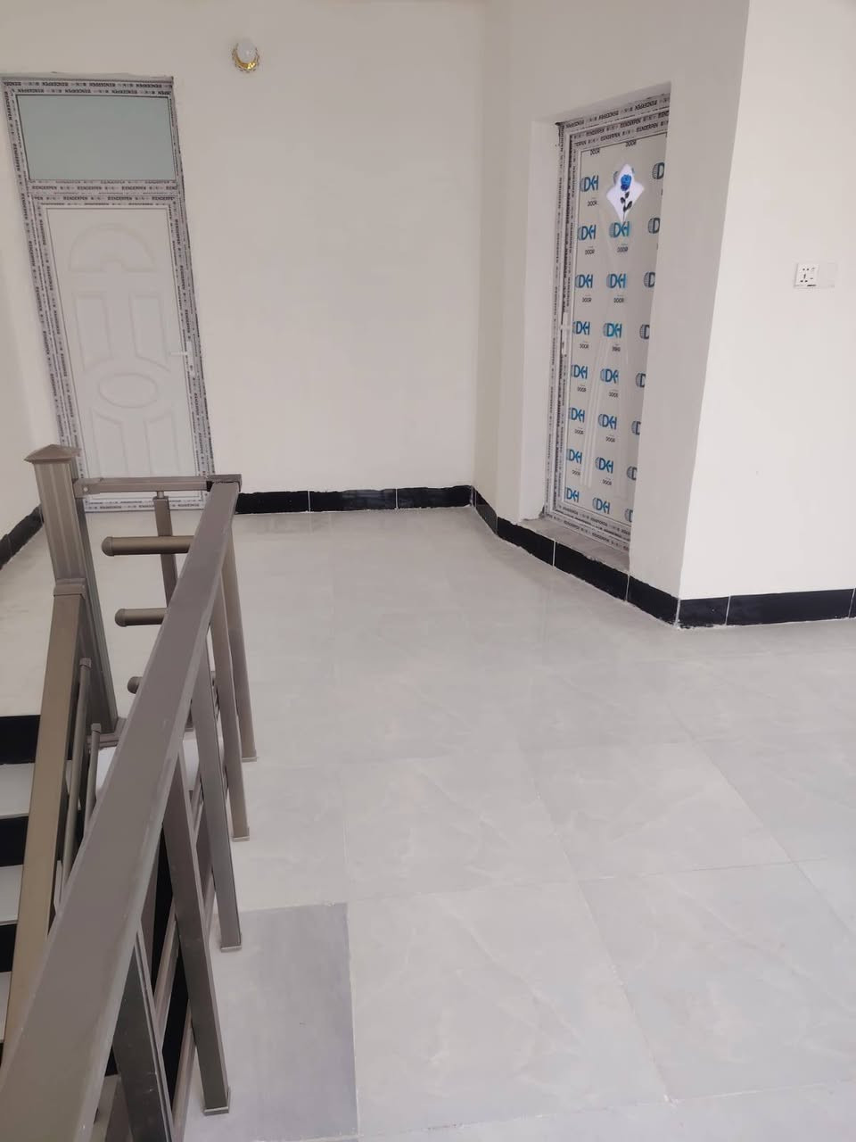 السلام عليكم 
بيت للأيجار 
الموقع /القاسم حي الوحدة 
بناء حديث غير مسكون 
طابقين متكون من غرفتين ومجمع صحي حمام داخلي وحمام خارجي  وصالتين وأستقبال ومطبخ 
مثل ماموضح بالصور 
للاستفسار على رقم ***********
