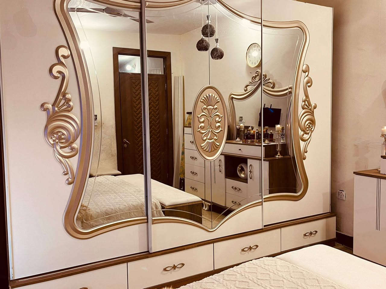 غرفه تركيا ضخمه 💞 9قطع 💞   نظيفه مثل الصور   يتصل*********** بي واتساب
