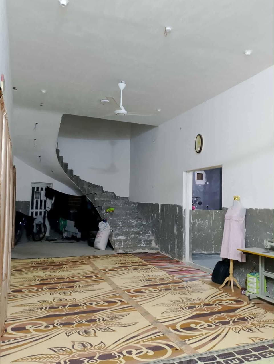 #اللهم صل على محمد وآل محمد 
#للبيع للبيع 
 #دونم + دار ( سند 25 )
#مداور أسهم  حصة البائع كاملة تداور )
#المساحة الكلية للارض دونم  2500 متر
#واجهة الارض 50 متر والنزال 50 متر
#مساحة البناء 300 متر مسلح
#منطقة البو حجر (يداور بأسم المشتري)
#بناء سنة 2022 والبناء متعوب عليه(اساس حجر ورباط والسقف مسلح)
#طابق واحد مسلح 
#يحتوي على 
غرف عدد 3 إكبار وصالة كبيرة وبراني كبيرة ومطبخ حار وبارد كبير ودرج لف ومناور 3 
#يوجد نقص بالدار السيراميك والتشاريف 
لمعرفة السعر لطفا اعمل متابعة لمكتبنا
#مكتب الفخامة للعقارات في السماوة
ثم اكتب كلمة (ياالله) وسيتم الرد من قبلنا فوراً وبخدمتكم
#مكتب_الفخامة_للعقارات
للاستفسار اكثر مراسلتنا ع الخاص او الاتصال على الارقام التالية
***********
***********
***********
ويوجد واتساب ع نفس الرقم أو زيارة مكتبنا الواقع في منطقة الحكم مجاور مكتب العصائب القديم جهة حي العمال قبل معمل ماء الارو نهر الأمل
🌷‏نحن هنـا لأجلكـم وفي جميع الأوقـات.. هدفنـا خدمتكـم ودائمـاً نسعي لنتميز ونـكون تحت شعـار ‎#عطاء_بلا_حدود🌹
