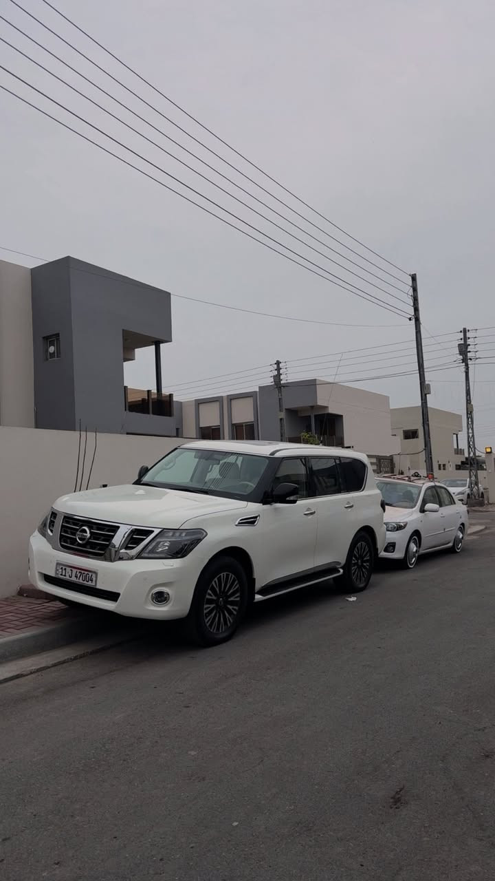 السلام عليكم.                                                                            باترول 2011 خليجي 
SE
المحرك الصغير المرغوب  
رقم بغداد باسمي رقمه حلو 
شاشه كامره حساسات خلفيه 
كشن كهرباء 
الصندوك كهرباء 
سلايد روف ( تنته ) 
السياره كلش حلوه وجاهزه 
محرك جديد 
تايرات جديده 
منضومة زنون كلش مرتبه 
إشارة ترحيب 
بصمة  وبصمة أبواب 
السياره مكفوله من الحادث والضربه 
مصبوغه(سبب تقشير الصبغ )معرف هل شي بل باترول 
وصوره قبل ما تنصبغ موجوده 
*********** 
***********
