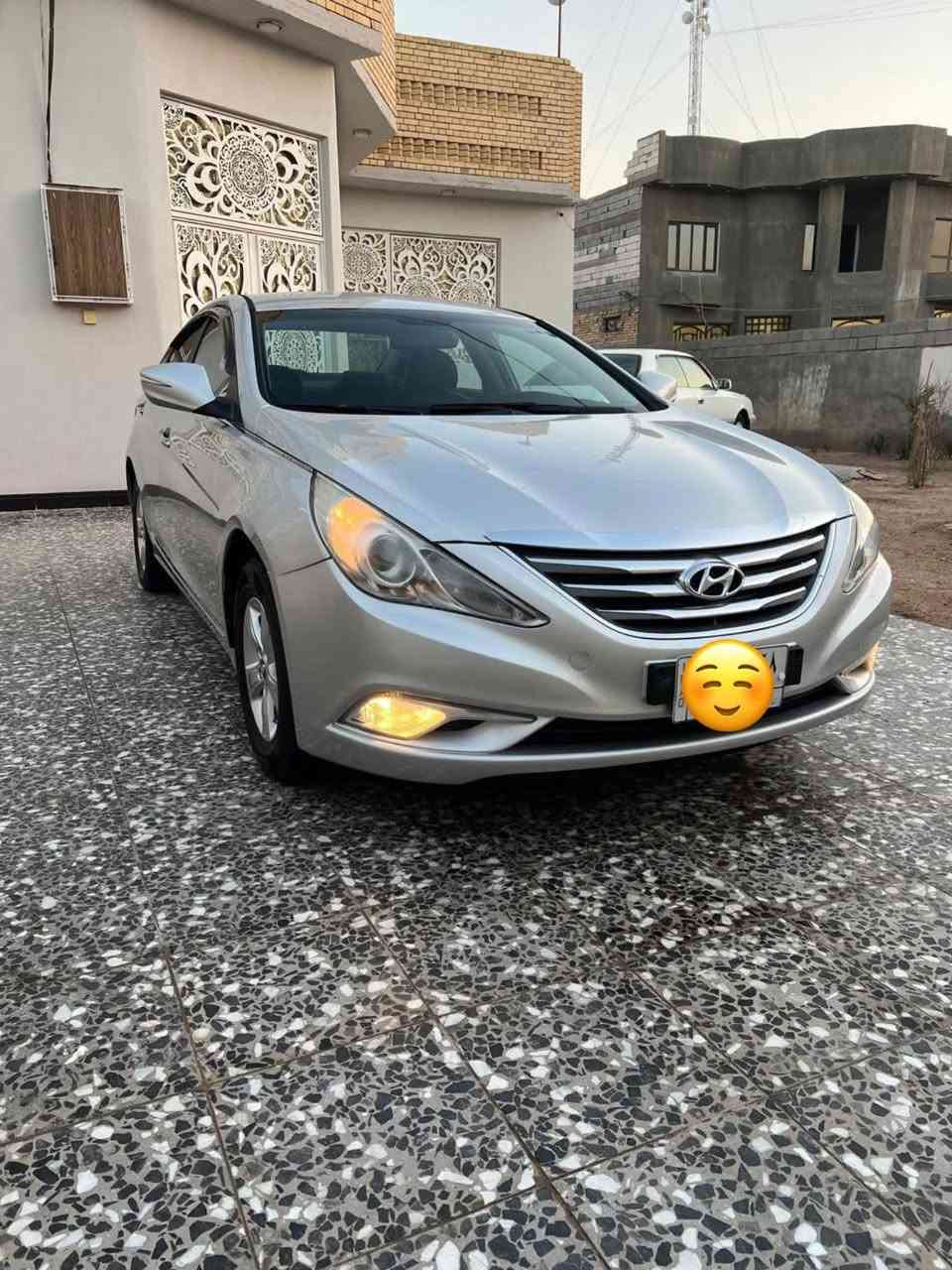 سلام عليكم ورحمة الله وبركاته 
سوناتا مديل 2013 وارد كوري كفاله ما عدة القمارة لان چان بيهه فانوص تكسي قبل وملغي ومسوين القمارة درجة اولى يعني مصبوغة مكينة 2000 دوش السيارة جديدة بمعنى الكلمة عليهه اظافات شاشة كبيرة وكاميرا خلفية لايت زنون اصلي دوشمة كامله من الداخل تخم تاير جديد السيارة رقم وسنويه جديد قبل اسبوع كملتهه السيارة جاهزة وكاملة 
العنوان البصرة/ التحسينية/ التلفون ***********
السعر (( 117 وبيهه مجال ))
