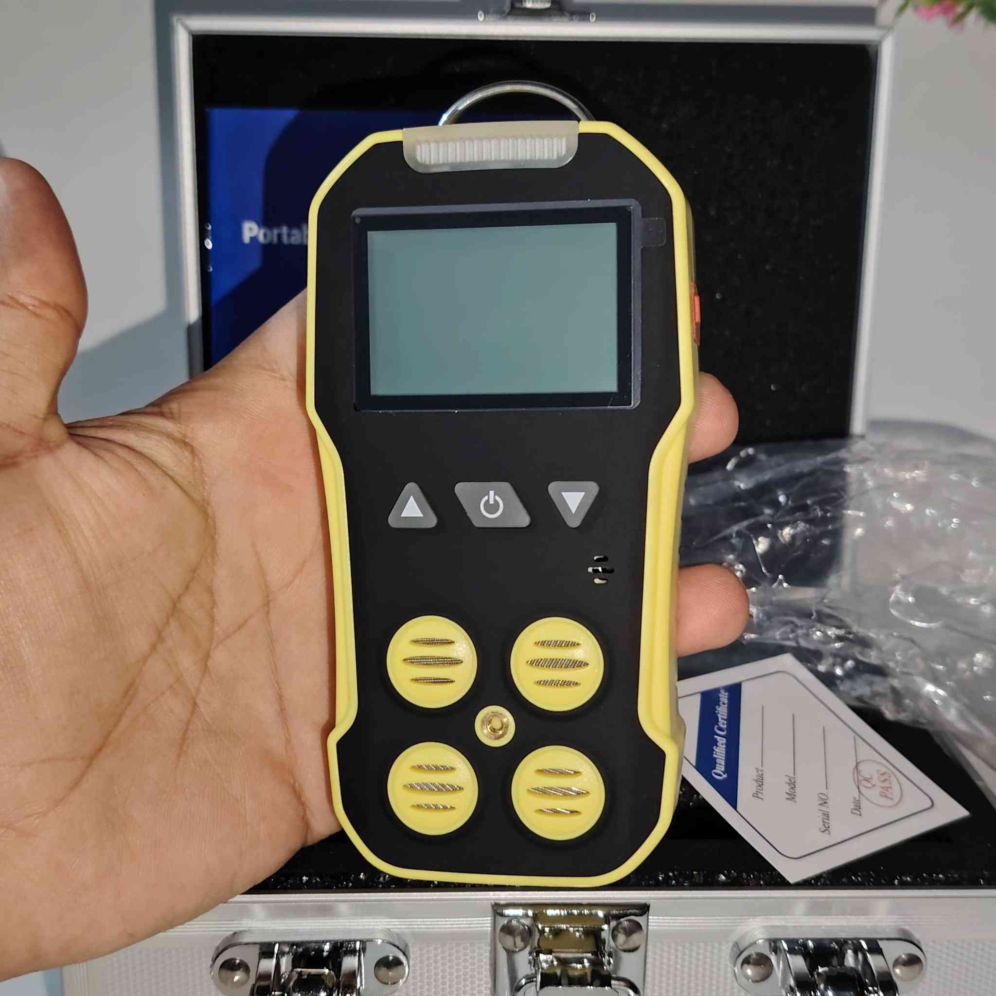 كاشف غازات محمول من نوع BOSEAN BH-90A، وهو مصمم للكشف عن أربعة أنواع من الغازات في وقت واحد.
الغازات المستهدفة: الغازات القابلة للاحتراق (CH4)، كبريتيد الهيدروجين (H2S)، الأكسجين (O2)، وأول أكسيد الكربون (CO). 
طريقة التشغيل: يعمل عن طريق الانتشار الطبيعي للغازات في الهواء. 
الشاشة: مزود بشاشة LCD مقاس 2.4 بوصة لعرض القراءات بوضوح. 
الاستخدام: يستخدم في الكشف عن تسربات الغاز في المنازل، الصناعات الكيميائية، المناجم، والأنفاق.
السعر 60 الف


**إذا كنت صاحب هذا الإعلان وتريد حذفه لأي سبب، رجاءا أرسل رسالة إلى الدعم الفني**