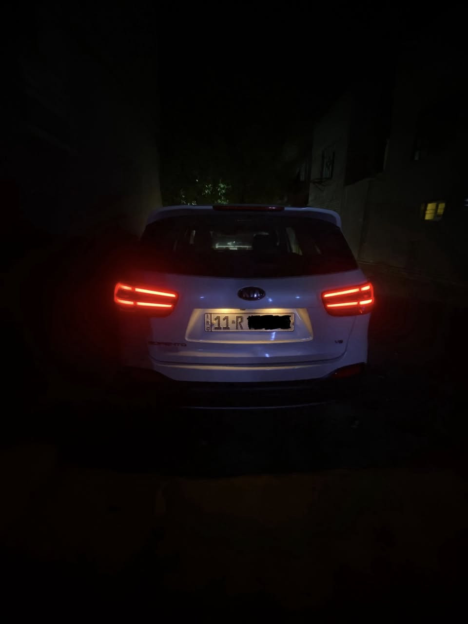 النوع: كيا سورنتو
• الموديل: 2016
 • اللون: ابيض صدفي
 • عدد الركاب: 7 ركاب
 • نظام الدفع: فور ويل (دفع رباعي)
 • عدد الإرباقات: 10 إيرباغ
 • المحرك: 6 سلندر
 • ناقل الحركة: أوتوماتيكي
 • الحالة: كفالة عامة من ضربه أو صبغ او تبديل
                
للستفسار : عبر الواتساب او الفيس 
***********

المواصفات والإضافات:
 • مرآة شفط كهربائية
 • إشارات ترحيب + إنارة ترحيب
 • 4 بصمات تشغيل ودخول ذكي
 • ثلاث قطع تبريد (أمامي + خلفي + وسطي)
 • جكات بنيد + جكات صندوق كهرباء
+ حساسـات + لايتات + مانع تزحلق 
 • شاشة نظام Apple CarPlay + Android Auto
 • منافذ USB + Type-C
 • سايد بريك بل رجل 
 • فتحة سقف بانوراما
 • ثلاث وضعيات قيادة (Eco – Sport – Normal)
 • كراسي كهربائية قابلة للتعديل
 • صندوق خلفي كهربائي
 • نوافذ أوتوماتيكية (جام أوتو)
 • تبريد بيانو بمناخين
 • 5 ويل كب (جنوط أصلية)
