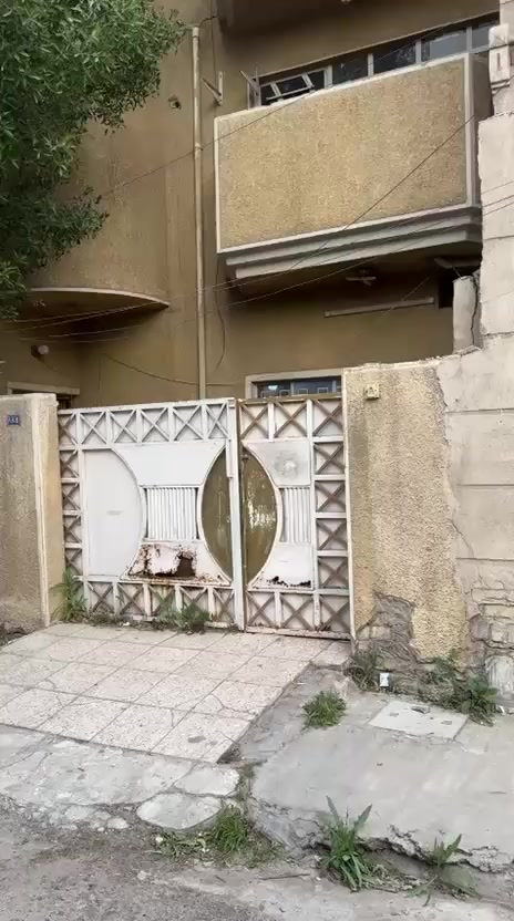 بيت 80 م قطع
البياع شارع 3
واجهة 6
نزال 13.30
بيت قطع مسلح كلاسك عالي على الشارع 40سم
يحتوي على كراج+ مطبخ كبير +هول داخلي + خدمات + منور خلفي
الطابق الثاني
غرفة كبيرة + هول داخلي +خدمات
طابق الثالث
بيتونة + سطح
*********** 
*********** 
للاستفسار 
(مكتب الشمس للعقار البياع شارع 13 قرب مكتب المختار)
