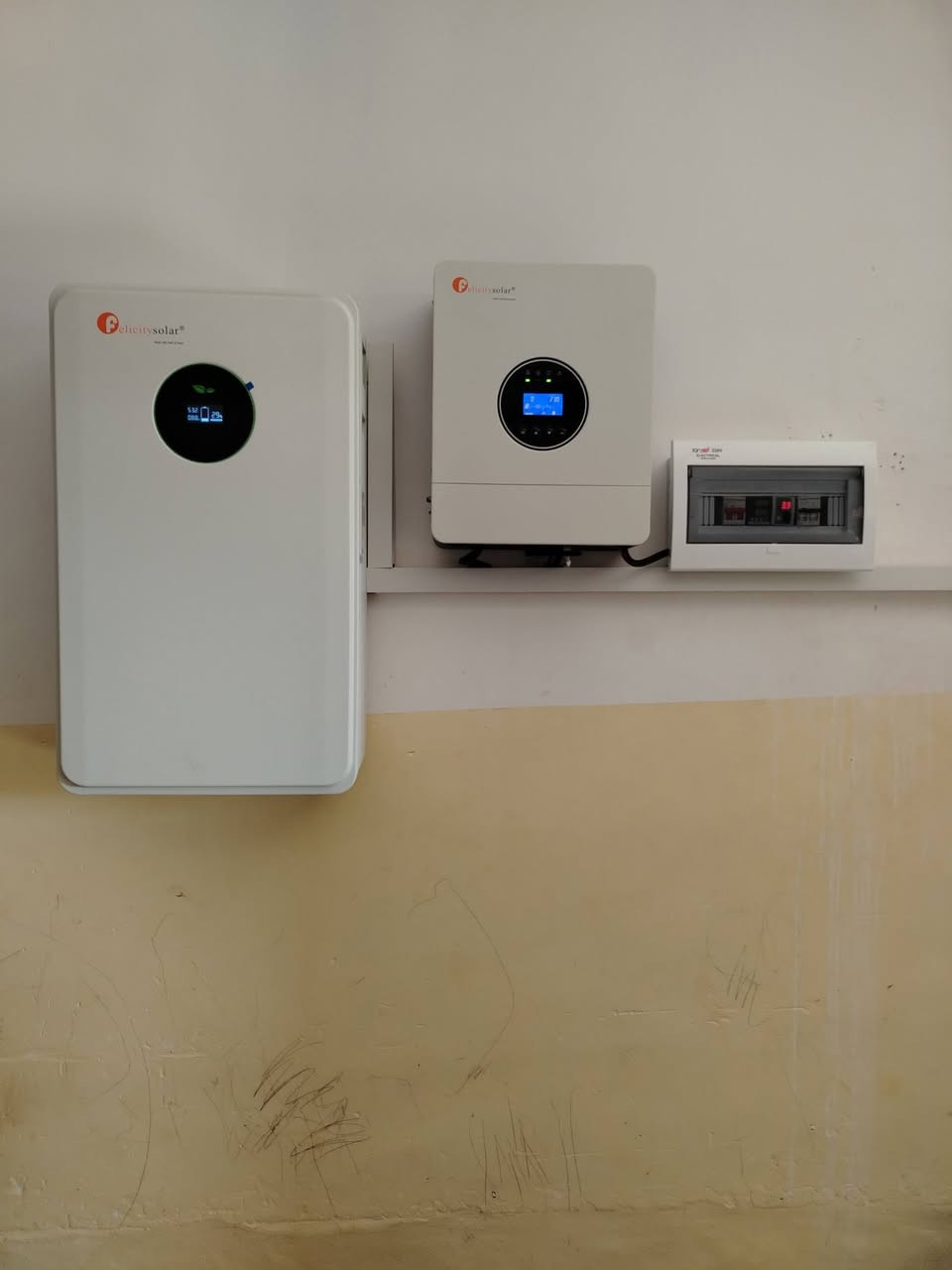 إنجاز جديد من شركة الحجاب للطاقة الشمسية
تم تنصيب منضومة طاقة شمسية
في الشرقاط قرية (الحكنة ) 📌
 للعم (ابو رياض احمد اذياب الصالح )

                   ⚡بقدرة ⚡

12-امبير نهاري ☀️
10_ امبير ليلي 🌕

🔋 بطارية ليثيوم  10 كيلواط فلستي 
▪️ عمر افتراضي طويل وأداء ثابت
▪️ أمان عالي وكفاءة ممتازة #ضمان 5 سنة
------------------------------------------------------
⚡ انفيرتر  6 كيلواط من شركة فلستي
▪️ أداء قوي وتحمل عالي للأحمال
▪️ مناسب للربط مع بطاريات الليثيوم 
    
-------------------------------------------------------
☀️ 5 ألواح شمسية جينكو 
▪️ كفاءة عالية في توليد الطاقة
▪️ أداء ممتاز في الأجواء الحارة
▪️ جودة عالمية #ضمان 15 سنة
--------------------------------------------------------

📞 للاستفسار والحجز:
***********

شركة الحجاب للطاقة الشمسية
ثقة • جودة • ضمان
