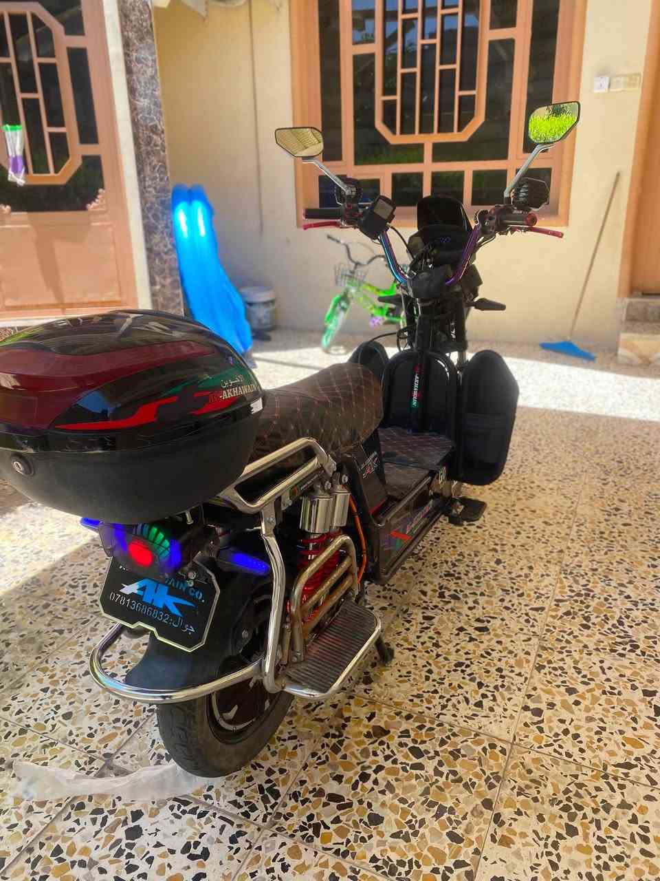 سلام عليكم لبيع دراجة 
شحن نوعية الاخوين 2025 
ماطور بعده جديد مستعمل 
شئ قليل بطاريات عل فحص 
نضام سويج بصمه وبيه بلوتوث 
￼￼لد عالي ناصي نشرات كله شغال 
السرعة 99 الشراي يراسلني خاص  
او يتصل عل رقم فقط وتساب 
***********
السعر 575 وبي مجال لشراي
