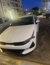 للبيع :k5 مديل2022 الون ابيض بصمه بصمه ابواب وصندوك مثبت سرعه نضام ABS...