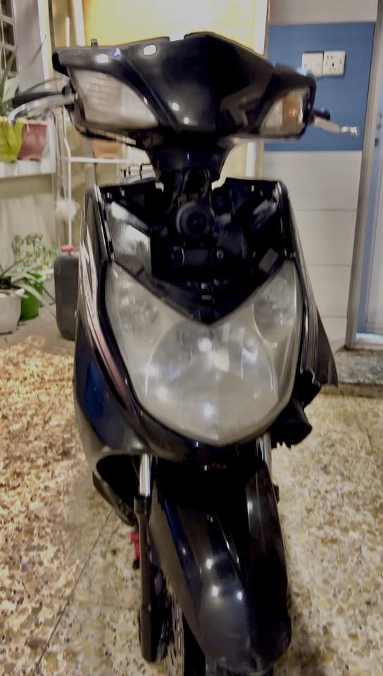 للبيع دراجة سكنس فحل (قبق نفخ)، نوزل 

الدراجة يابانية أصلية ونزلة نظيفة.
. المكينة: ياباني، عزم قوي، ماشاء الله.
• الحالة العامة: الدراجة شغالة وتمشي
يومياً، بس محتاجة بعض النواقص البسيطة (الكلتش يحتاج إدامة، وجوزة
التشغيل عاطلة).
• الكفرات: مثل ما موضح بالصور، بيها
بعض الكسور والخدوش، والدراجة
محتاجة تجميل خارجي للي يحب
يرجعها عروس.
• المكان: بغداد.الغزالية 
• السعر: (500.000
•تواصل واتساب (  ***********   )
