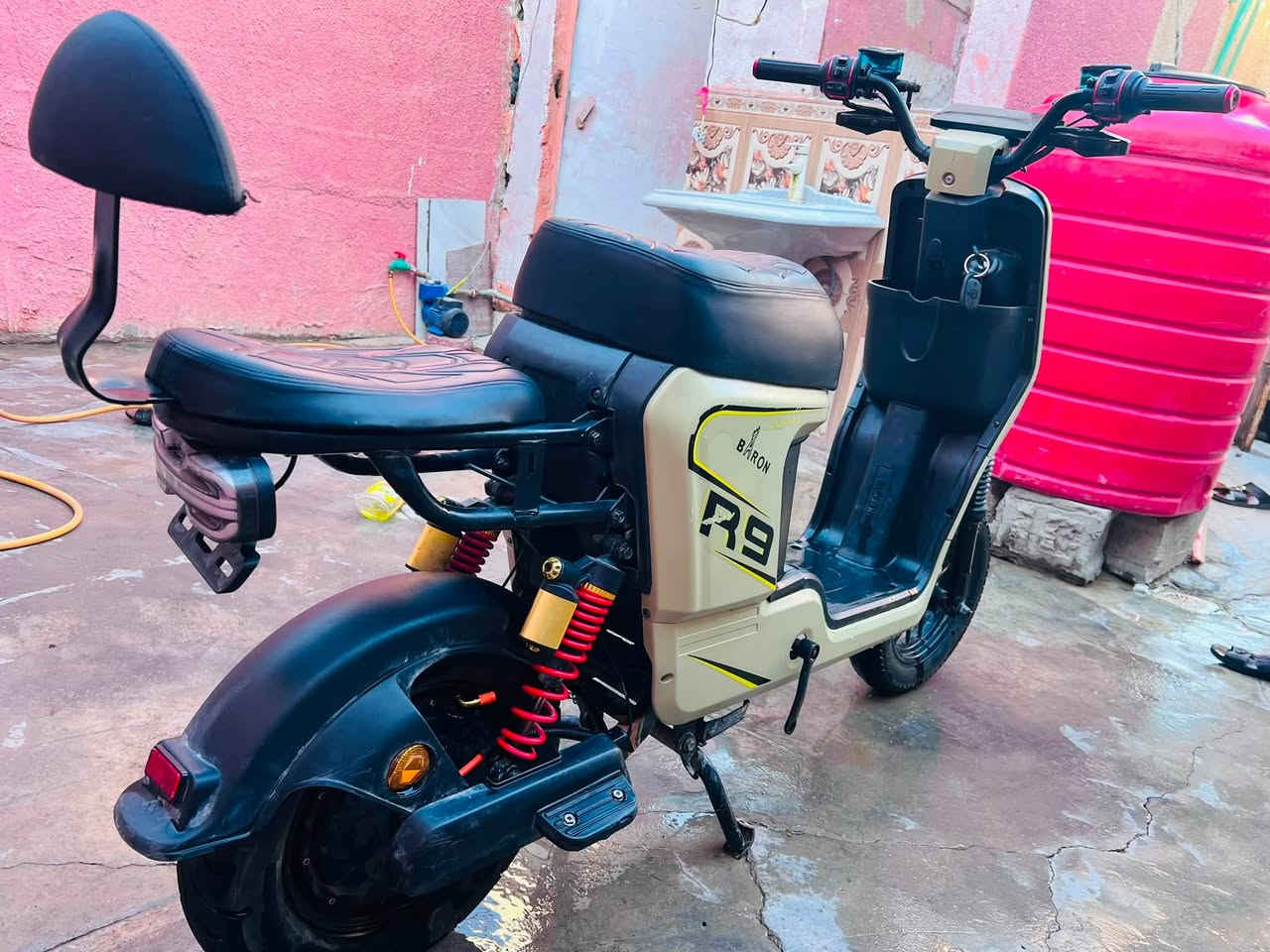 R9 للبيع 5 بطاريات حجم كبير
السعر 350 وبيها مجال للتواصل خاص

او واتساب ‪***********‬
