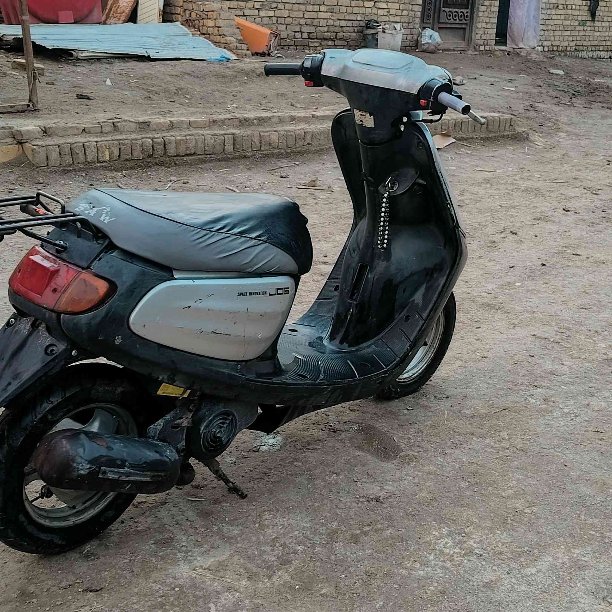 السلام عليكم 
لبيع دراجه ستين ملغوالي نثيه
دراجه كامله كهربائيات من كلشي لايتات اشاير  هورن وسلف 
ودبلات امام خلفي وقفل جنطه ستيرن  سعر ٢٥٠  مكان ناصريه مركز خلف مستشفى التركي رقم ***********
