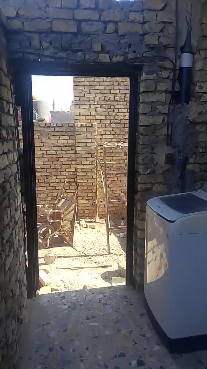 سلام عليكم بيت للبيع المساحه 200متر البناء 120متر  طابوك بناء جديد 2026 كامل الخدمات العنوان حي طارق الشيشان ال110 قرب ابو علي المختار الستفسار ***********
