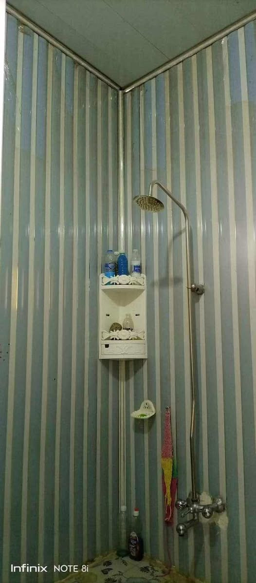 بيت في منطقه القريه النفطيه ( حي الصدرين ) 
للبيع ،، المساحه 300 متر مي وكهرباء خير من الله 
للتفاصيل .. ***********
