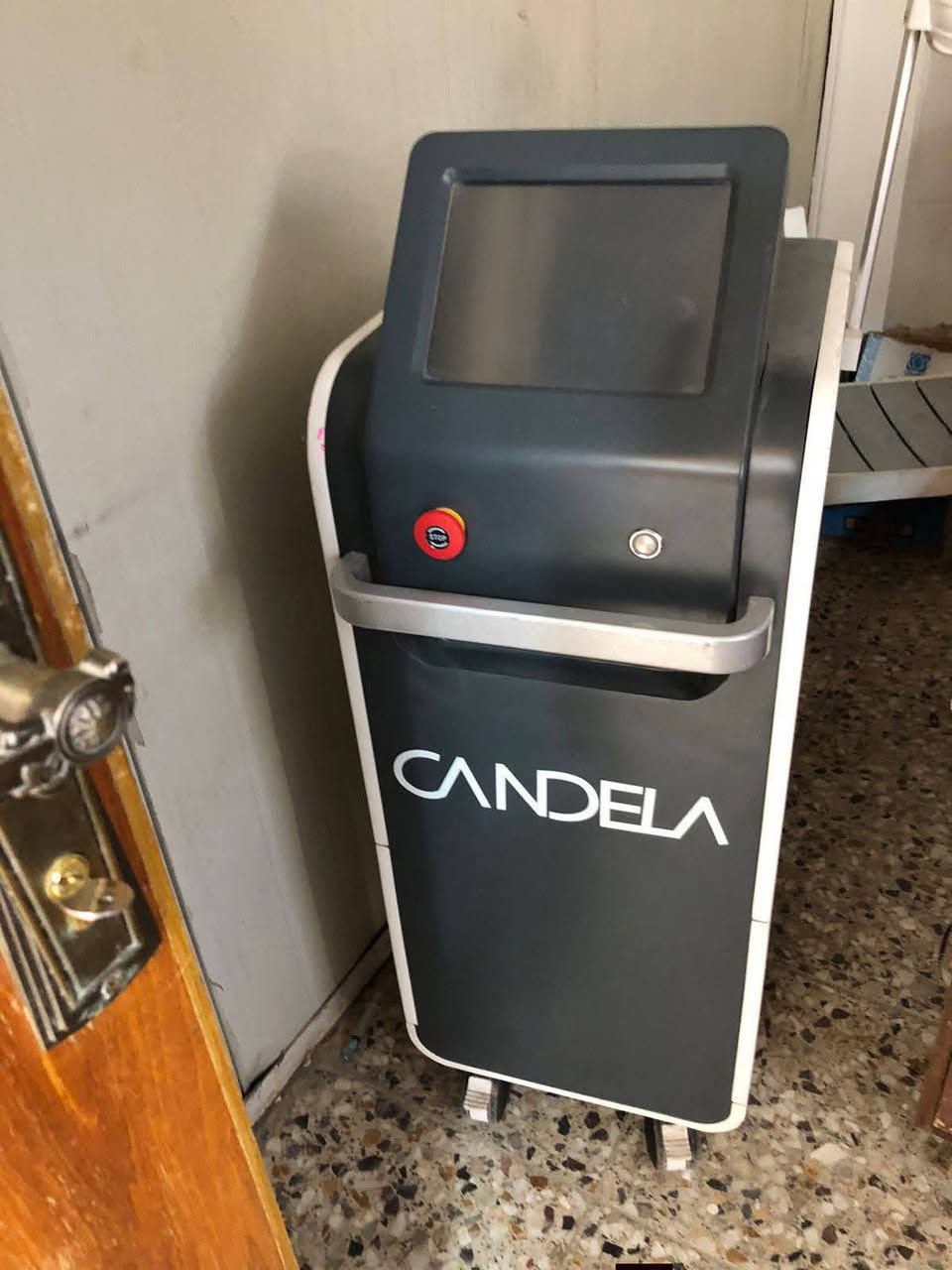 جهاز ازالة الشعر بالليزر كانديلا الثلجي الاصدار الجديد
مستعمل قليل جدا 
يعمل على تبيض المنطقة بشكل بسيط ويعالج جلد الاوزة 
الفرق من اول جلسة 
للبيع مع اجهزه اخرى للاستفسار الاتصال على الرقم ***********
