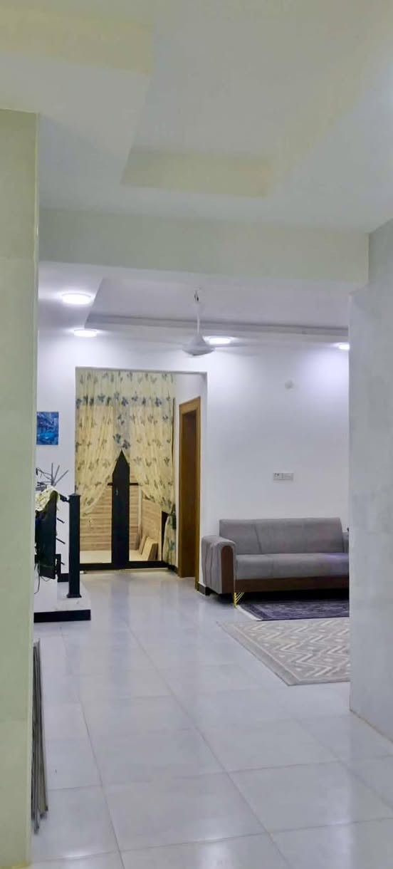 #إعلان_رقم (234)

 ╔═══ 🏠 للبيع دار حديث 🏠 ═══╗
📍 الموقع : مجمع الدوح السكني

 #المساحة الكلية : 214 متر

#التفاصيل 
▪️ سنة البناء : 2026 
     الدار طابق واحد 
العقار مطلوب للمصرف العقاري _ 97 _ مليون 

يحتوي الدار على _  غرفتان واحده منهم نضام سويت +صالة + استقبال + مطبخ + صحيات 

الدور الاول مصمم واصل إلى السقف يحتوي على اربع غرف غير مسقوف 
البيتونه مسقوفه فقط

يقع الدار على شارع _ 15 _متر 

📍 موقع هادئ ومناسب للسكن

━━━━━━━━━━━━━━━

📞 للحجز والاستفسار:
مراسلة الصفحة أو الاتصال مباشرة 👇

╭──────────────╮
📞 0782 777 9516
👤 سيد ولاء
╰──────────────╯

╭──────────────╮
📞 0781 160 0131
👤 أبو حسين
╰──────────────╯

📍 العراق | السماوة
حي العسكري — قرب جامع الإمام علي (ع)

━━━━━━━━━━━━━━━
🏢 #الخارطة_للاستثمار_العقاري
🔑 بيع • شراء • استثمار • خدمات عقارية
━━━━━━━━━━━━━━━
