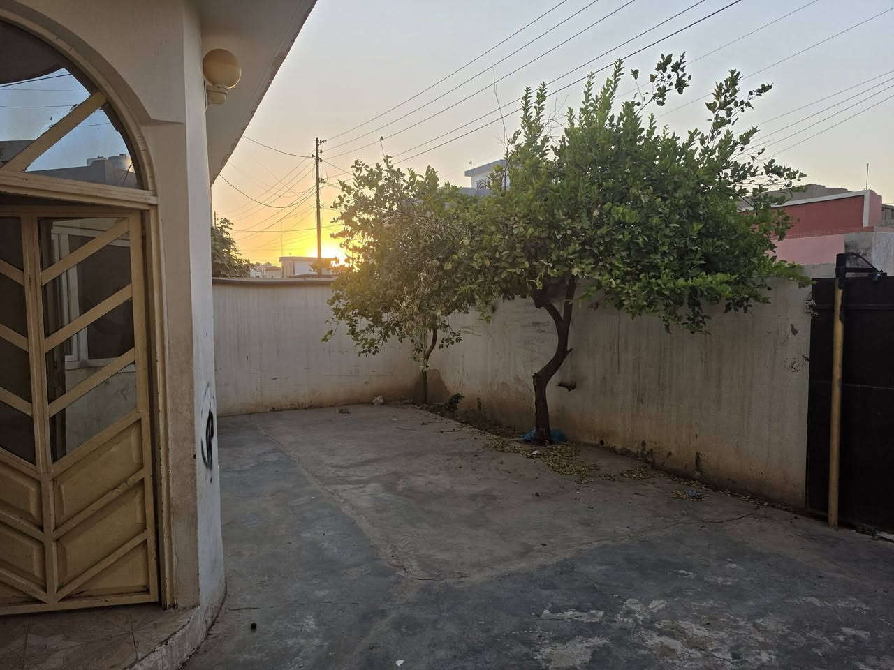 رقم الاعلان 2467
#دار للبيع 200م
كركوك بنجاعلي خلف جامع ايمان
#مكونات (غرفتين نوم هول استقبال صحيات كراج سيارة)
فول خدمات
فؤلل سيراميك
ماي حلو بين يوم ويوم
فرع تببليط
قريب من سوق
فرع عريض 
#سعر 75 مليون وبي مجال
*********** واتساب
***********واتساب
#مكتب_ازاد_للعقار
