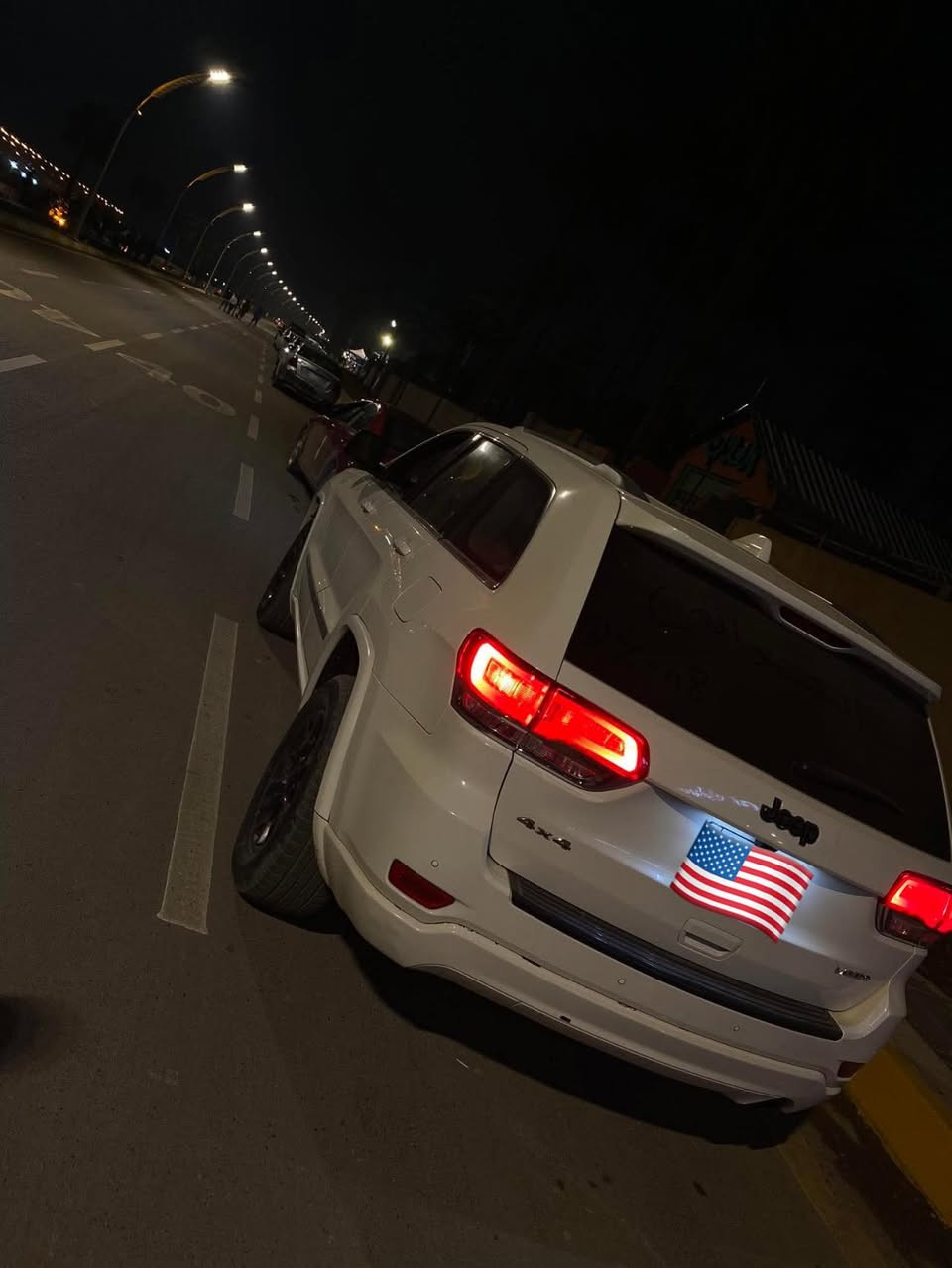 جيب شيروكي 2012امريكي محدثة ١٩ مكفوله من الحادث ومبدل دعاميات والجامرلغ لغرض التحديث سيارة جديده من كلشي كير محرك صدر كله مكفول رقم بغداد دولي والسياره بسمي تحويل مباشر مكانها ديالى السعر١٧٥وبيها مجال بسيط 
***********
