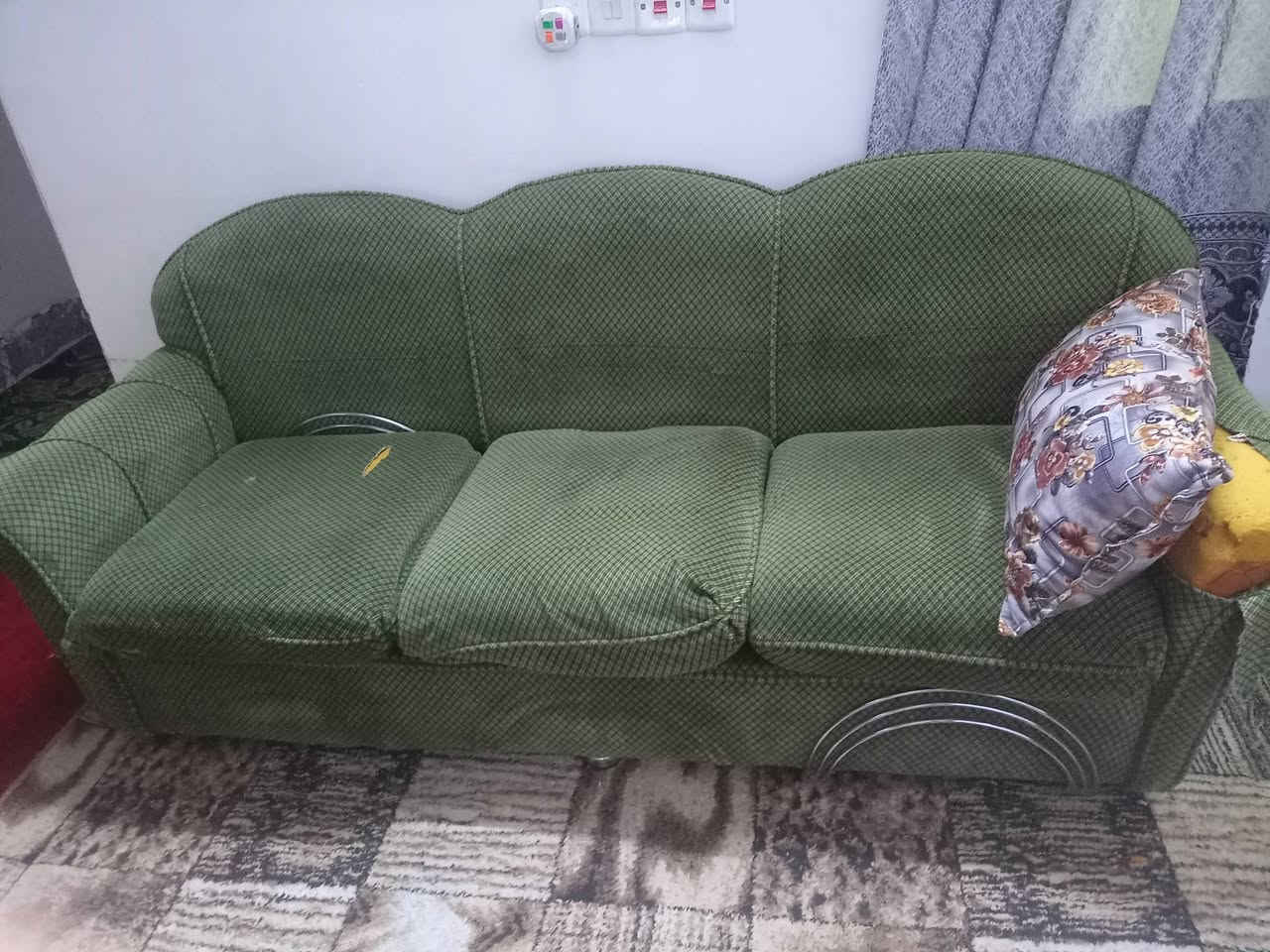 تخم للبيع قطعتين كبار واربع قطع صغار السعر 100 وبي مجال توصل *********** واتساب
