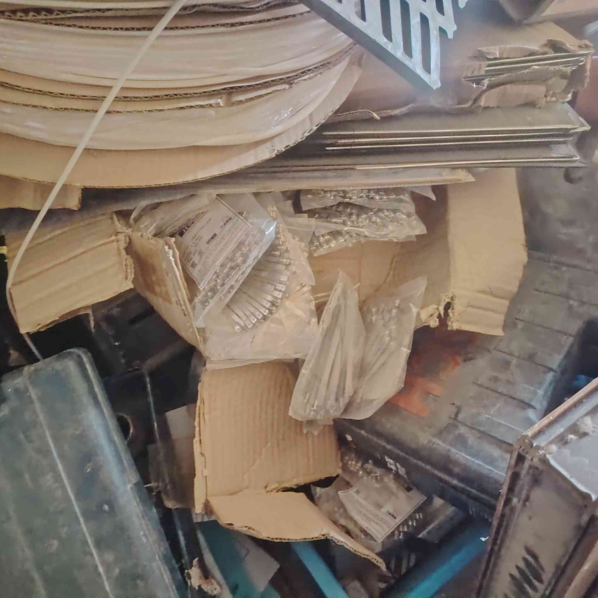 سلام عليكم حاويه 12متر للبيع بيهه مواد شركات البصره قضاء المدينه *********** واتساب
