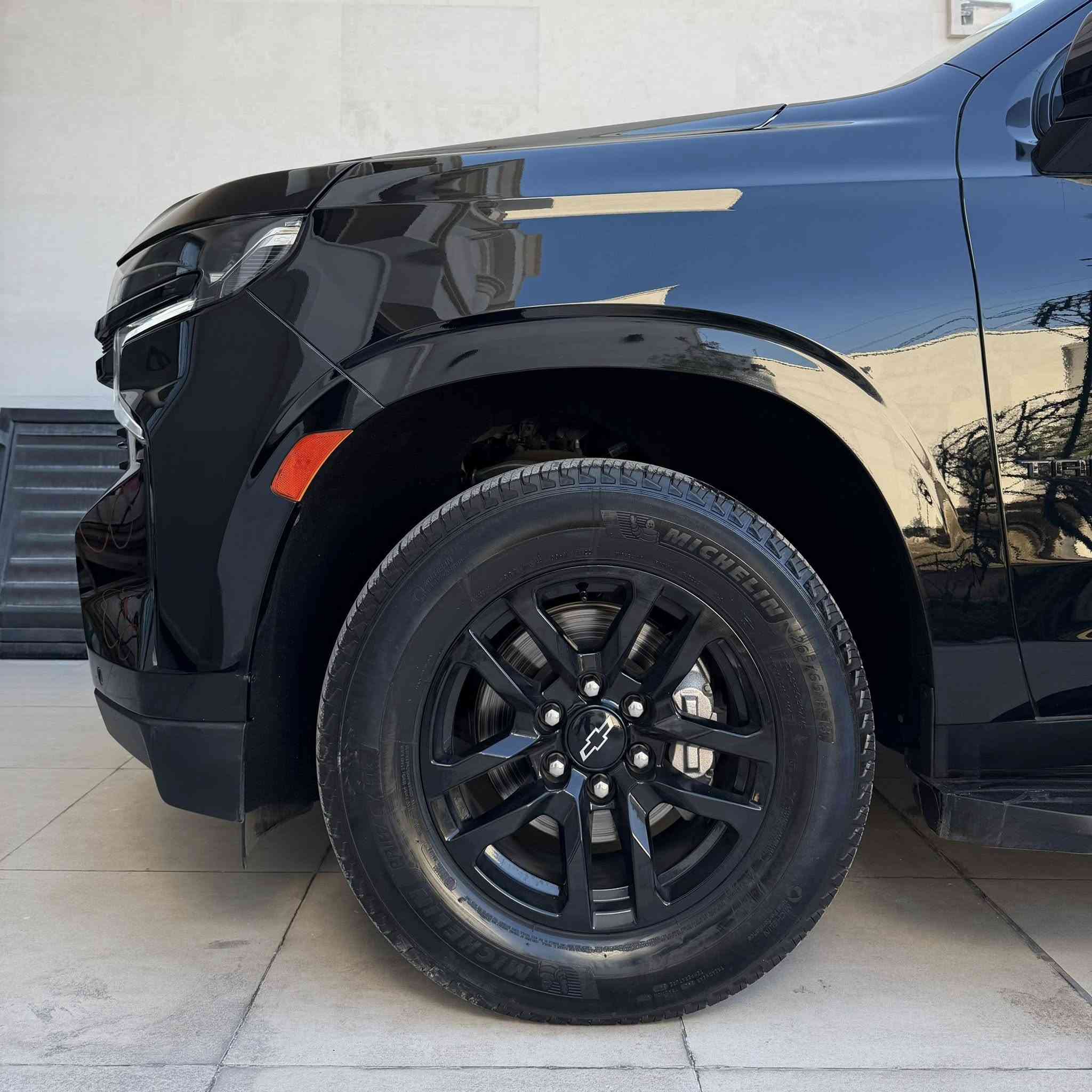 السلام عليكم
للبيع

‏CHVROIET TAHOE LS 2023 

السيارة خليجية استلام شركة المنصور ضمان
لون أسود 
على ايدي من الزيرو 
ماشية 41 ألف كيلو متر 
كانت مغلفة ppf من الزيرو  لاكن قبل شهر زلتة وعندي تصوير من ينزال وسويتلهة عناية بولش وحمام وواكس

مواصافات ls 
مقاعد امامية كهرباء
شاشة لمس
كامرة خلفية
بصمة
رادارات 
نقاط عمياء 
داتاشو تنبيه
حساسات امامي خلفي 
( بجم برايمر بلادي )

سيارة مسويهة بلاك ادشن تغليف مو صبغ 

مكفولة كفالة عامة بأستثناء تعديل pdr بحافة البنيد والجاملغ بدون صبغ بدون دواخل بدون ايرباك 
سيارة بدون ملاحظات مكفولة من الشخوط

محرك كير  مكفول من الفتح والتبديل والخلل 
حدادية كفالة

سيارة جديدة وبدون نقص 
مكان السيارة بغداد 
السعر 46,800$
للاستفسار *********** 📞
