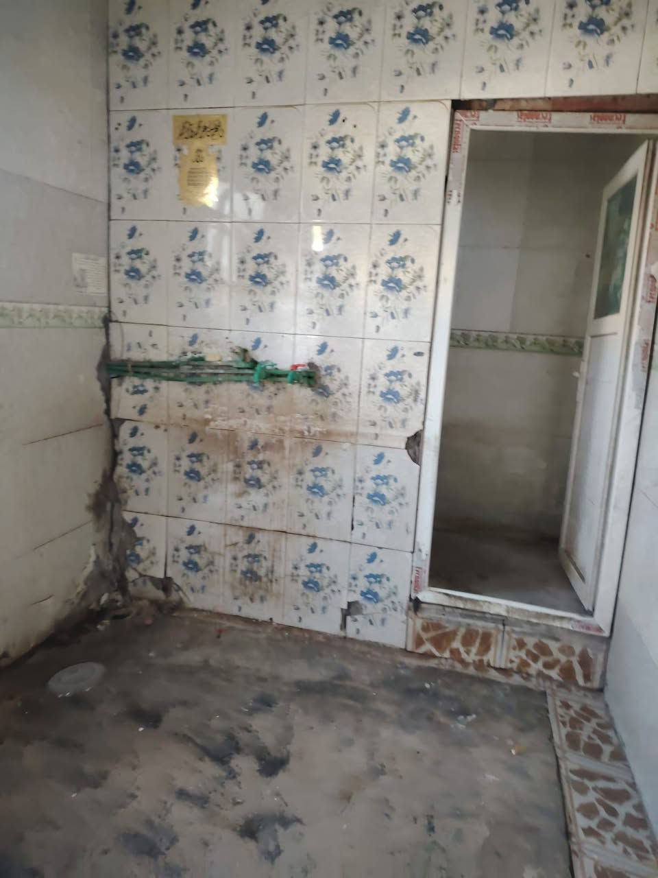 السلام عليكم 50 متر للايجار حي الوفاء على ساحه غرفه وصاله مطبخ تخاريج سعر الايجار مناسب 200 الف.   ***********
