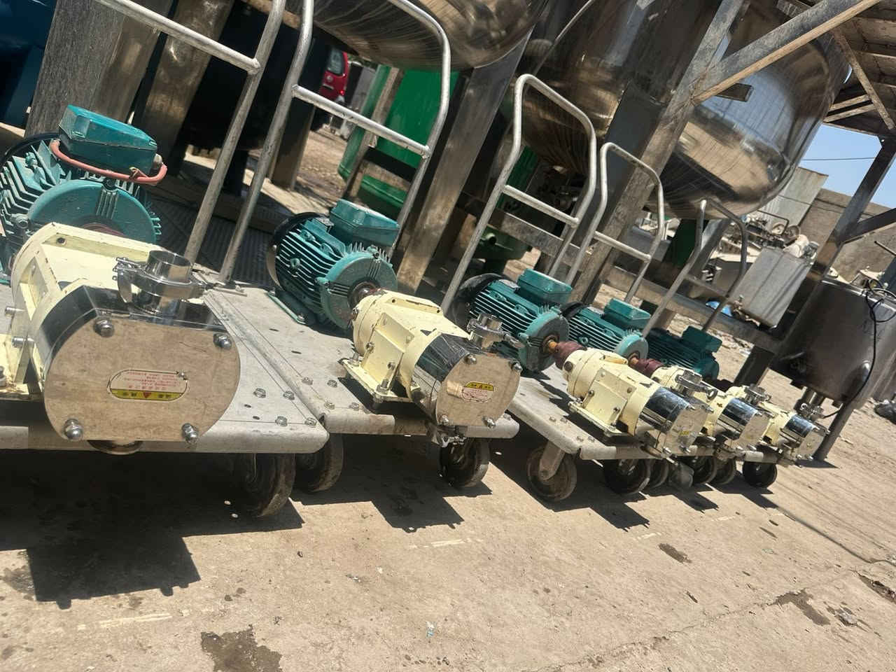السلام عليكم للبيع مضخات بشارة نجمية تُستخدم بشكل أساسي في خطوط الإنتاج لنقل السوائل عالية اللزوجة أو المواد الحساسة في مصانع الأغذية، والمشروبات، والأدوية، ومستحضرات 
التجميل.ماطور 2 حصان بريطاني دخول خروج انج وانص للأستفسار اتصل ***********
