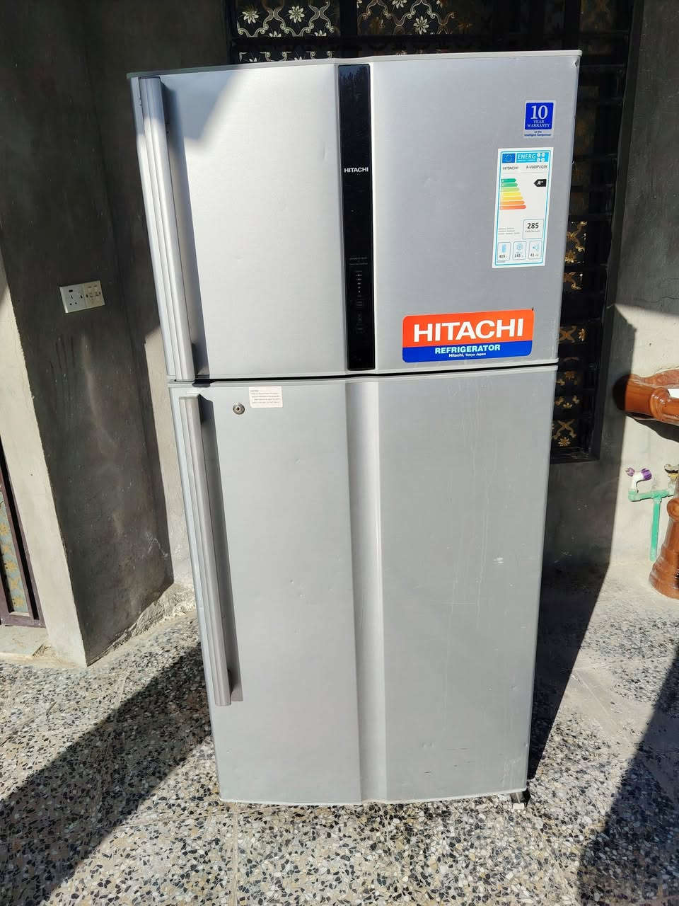 السلام عليكم   اخوان ثلاجه هتاشي أكبر حجم بابين  عاطله بيع مستعجل  نضيفه   الاستفسار  ***********
