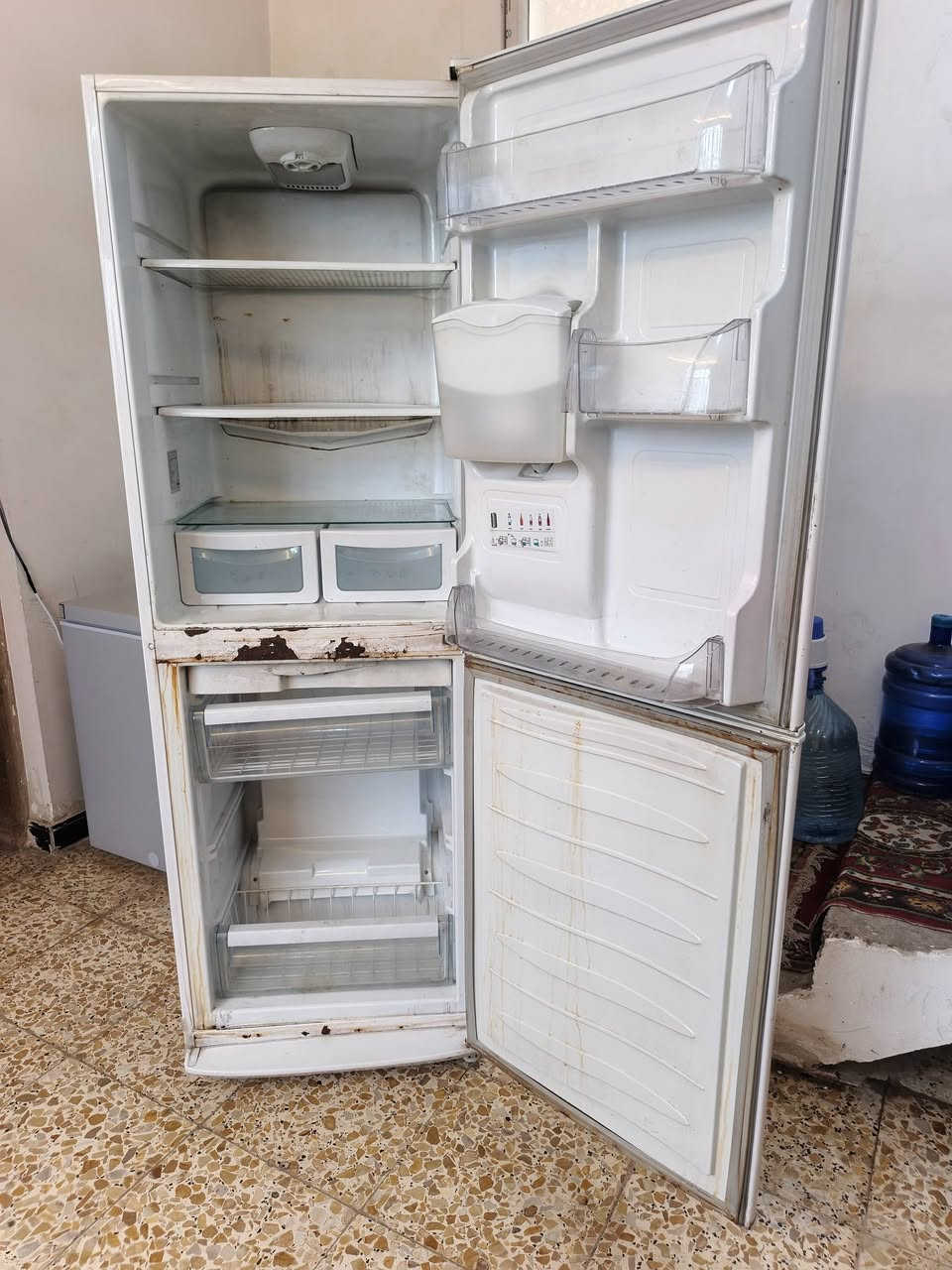 سلام عليكم ثلاجه حجم ٢٢ قدم مجمده ١٨ قدم مكان مدينه الصدر السعر مجمده ١٧٥ الثلاجه ١٧٥ وبيه مجال رقم ***********
