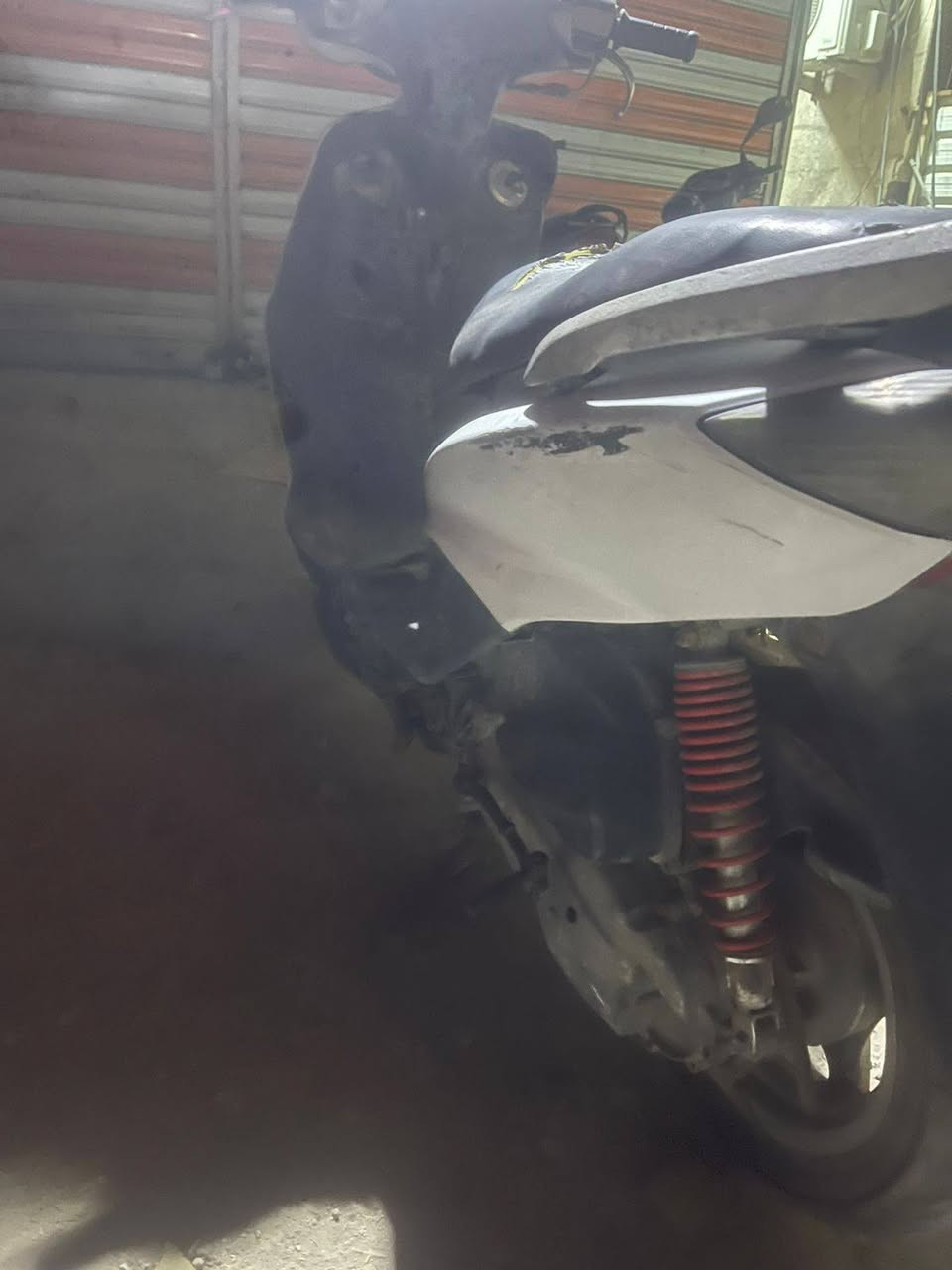 السلام عليكم.
سكنس ياباني ١١٠ 

دراجة متروكة 
طفت بانزين 
ما اعرف شبيها أمانة الله 
كلشي بلادي بيها 

ابيع كوم حديد 
250 وبيها مجال 

حي اور 
***********
