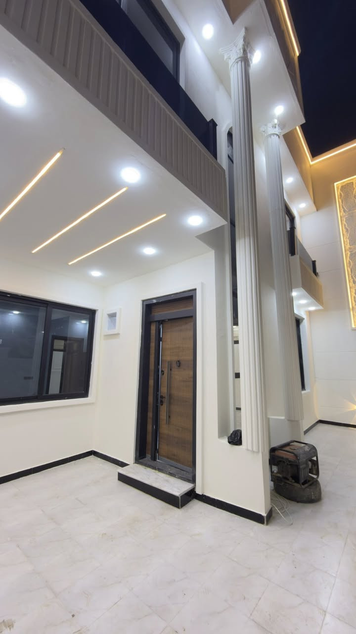 #الدار_ للبيع
#الموقع حي الجامعة – قرب شارع 20 التجاري – مقابيل المنتزه

📐 المساحة: 200 م
🏢 طابقين – بناء جديد
📏 واجهة 10 م × نزال 20 م

✨4غرف نوم مريحة
✨صالتان فخمة بتصميم عصري
✨غرفة استقبال +مدخل
✨مطبخ حديث بتجهيز كامل
✨كراج سيارة
✨3مجموعات صحية

🏗️ مواصفات بناء عالية الجودة:
▪️ أساسات كونكريت مسلح (رفت) + سقف كونكريت
▪️ بناء طابوق 9 إنج
▪️ حديقه وشالات داخليه
▪️ شبابيك وأبواب ألمنيوم تركي PVC عازل
▪️ أرضيات مرمر تركي فاخر للطابق الأراضي 
▪️ أرضيات بورسلين للطابق الثاني
▪️ أبواب خشب تركي أصلية + أبواب قاصة
▪️ جبس بورد نقشات مغربية مع سحبات 
▪️ منظومة كاميرات مراقبة حديثة
▪️ منظومة غاز متكاملة
▪️ خط مولد كهرباء
▪️ ماطور ماء + خزان ماء+سخان ماء
▪️ صحيات ومغاسل حديثة
▪️ سيراميك لوح مطبخ صحيات

💎 مميزات العقار:
✔️ بناء حديث – غير مسكون
✔️ تشطيب موديل عصري
✔️ موقع ممتاز 
✔️ جاهز للسكن الفوري

للاستفسار اتصال على رقم صاحب الدار 

‭ ‭0784 520 0550‬
