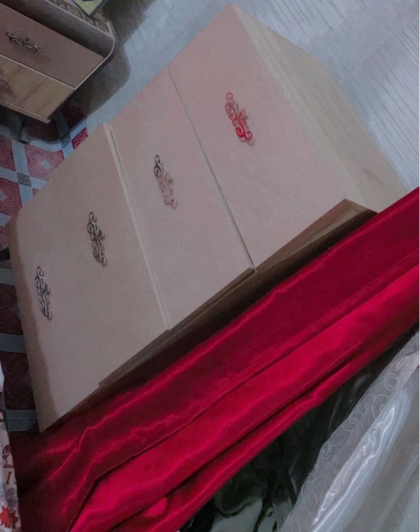 غرفه تركيه متنه كلش وخشبها قوي اناره بالجربايه من جهتين وبالوسط واناره بميز تواليت 
ضخمه ومتنه واضرارها جدا بسيطه يسويها الي يفتح غرف تركيه داخلها كله نضيف
سعرها ٨٠٠ وبيها مجال شتريناها بمليون و٦٠٠ والله مستعجلين عليها للاستفسار *********** مامتواجدين عالفيس
