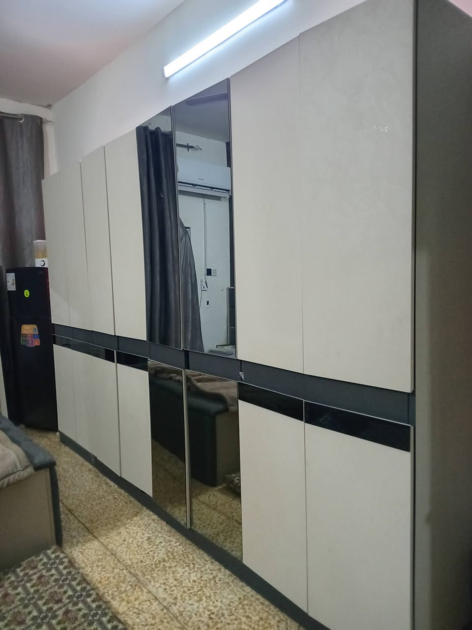 السلام عليكم غرفه نوم اخت الجديده ١٠ قطع للبيع سعرها ٨٠٠ مكاني تكريت للستفسار الاتصال عل الرقم ***********
