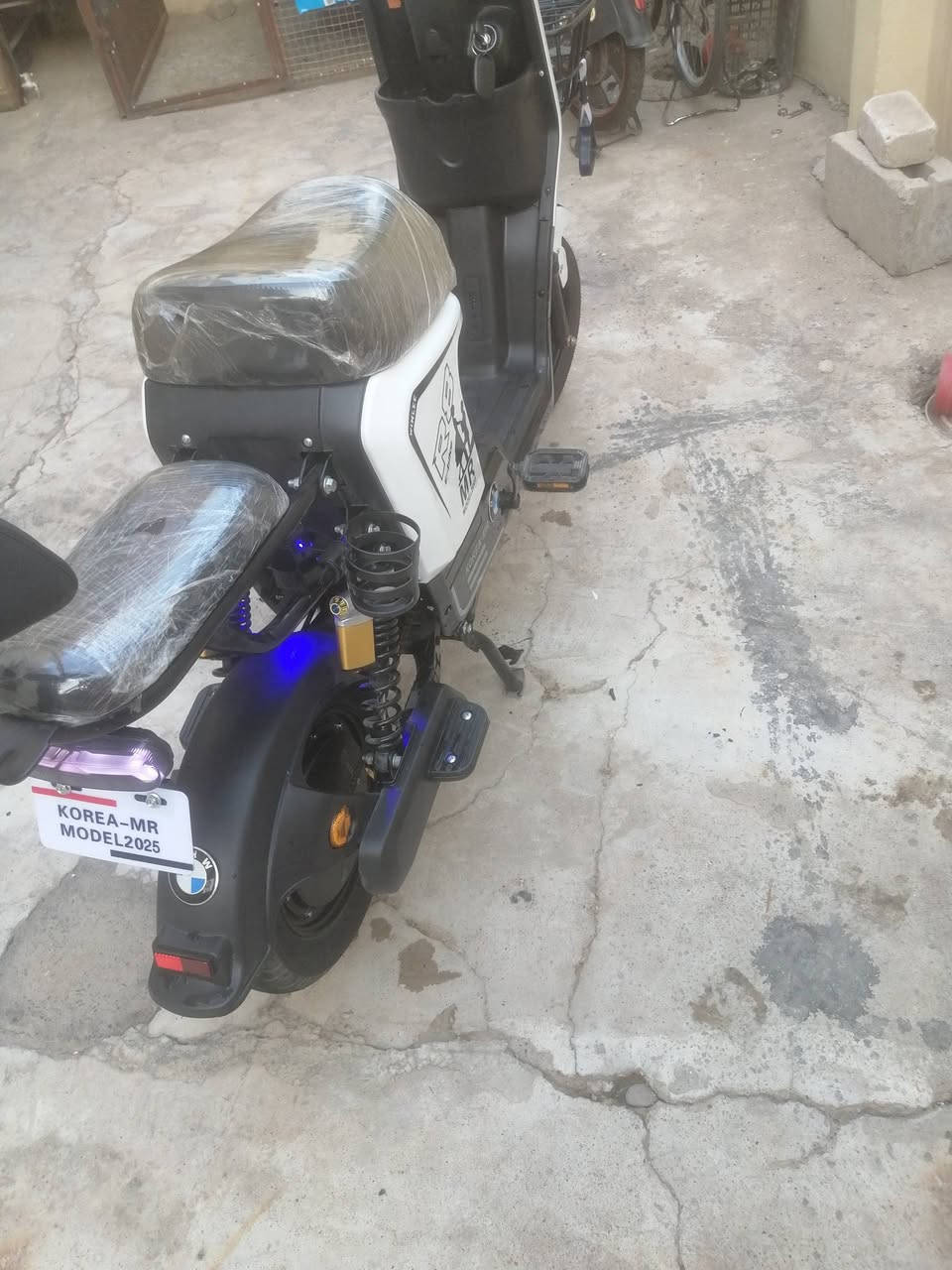 🛑ماطور {R8} ...2025🛵
🛑باب اول الاصلي{نوع ولي}👌
🛑يحتوي خمس بطارية كبيرة الحجم{32}فولت وبحالة جيدة جداً  بل اضافة الى شاحنة اصلية
🛑ملف1500
🛑شاشة بلوتوث +سماعة بلوتوث🎧
🛑دبل وقافية جانبية وخلفية🦯
🛑كهربائيات كلها شغالة💯
🛑لايت زينول عالي ناصي 🫵
🛑اشاير يمين يسار +دبل اشارة▶️◀️ 
🛑لد محيط بل لايت متغير الالوان 🌈
🛑بك لايت متغير الالوان 🌈
🛑لدات فوق التايات متغيرة الالوان🌈
🛑استاند تلفون📳 
🛑ويحوي أيضاً زوج مرايات وذراع بايدار 
🛑النضافة كدام العين 
🛑السعر475

🛑العنوان موصل الجانب الايمن دورت اليرموك


**إذا كنت صاحب هذا الإعلان وتريد حذفه لأي سبب، رجاءا أرسل رسالة إلى الدعم الفني**