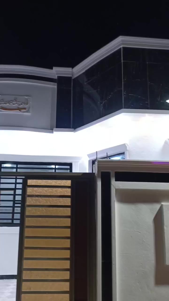 سلام عليكم يوجد بيت 150 متر المكان طريق  سيد حامد مقابيل مدينه الاندلس يحتوي البيت على غرفتين وصاله وديوان ومطبخ ومنور وصحيات داخليه وخارجيه بيت بناء حديث صار يومين من كمل البيت السعر 83 قابل للتفاوض . للاتصال ***********
