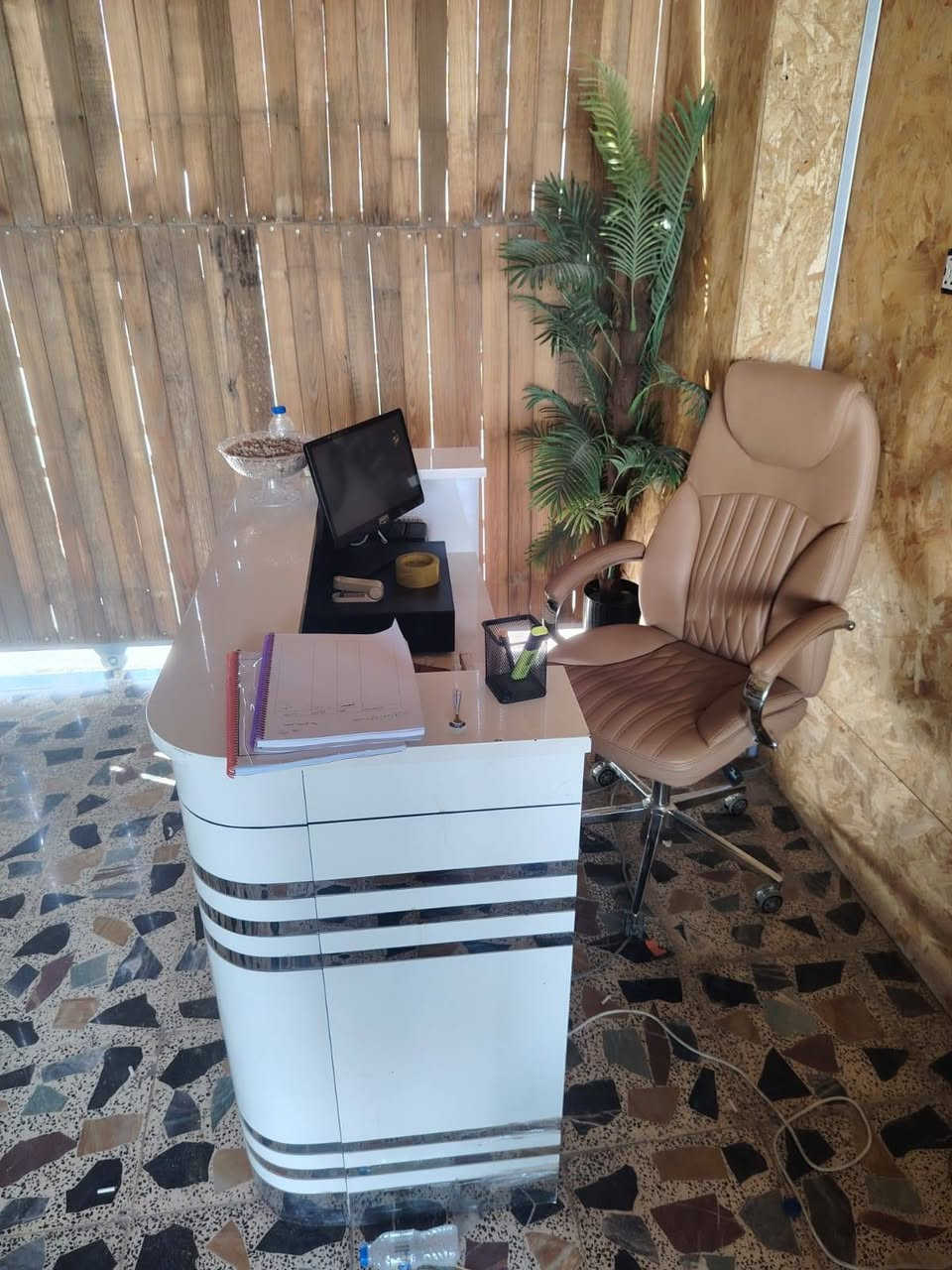 امبردات عدد ١٣ جدد ما مستخدما بيهن مشتغلات ساعه واكو ما مستخدم ممالح ٣٠ سله خبز ٣٠ والبقي موضح في الصور التفاصيل أكثر اتصل *********** وتدلله مستعجل ع بيعهن
