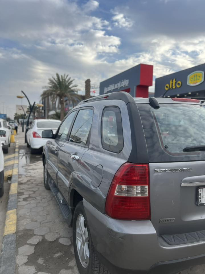 كيا سبورتج خليجي موديل 2009  مكينه 4 سلندر 2000  شاشه وكامره لون نفطي الداخل بيجي سياره رقم اربيل السياره جديده وجاهزه من كلشي بدون اي نواقص سعرها 127 وبيها مجال

***********
